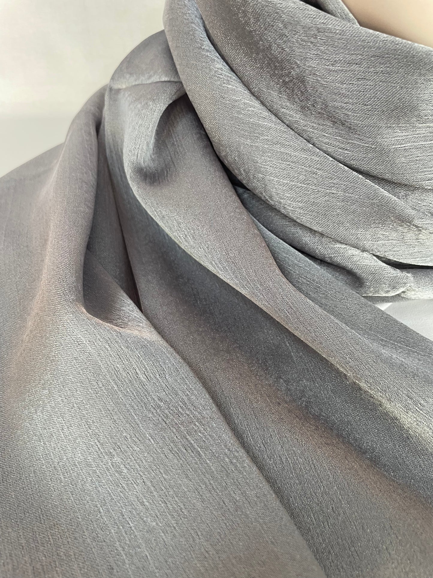 Satin Hijab Metallic Grau