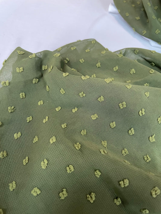Grüner Chiffon Hijab mit feiner Stickerei nahaufnahme