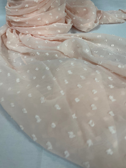 Bestickter Chiffon Hijab Rosa – Stoffdetail Nahaufnahme