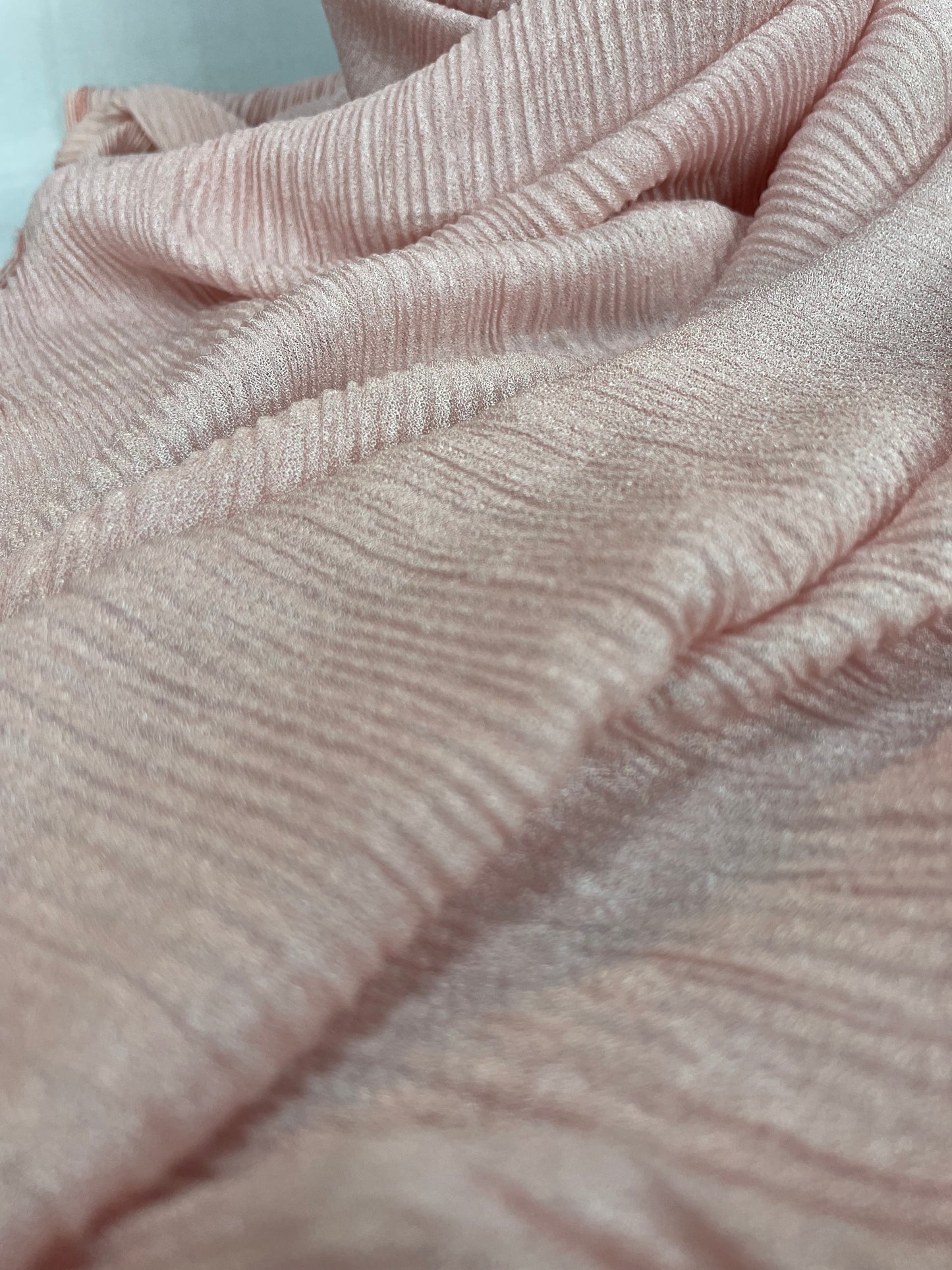 Weicher rosa Hijab – Stoffdetail und Farbe Nahaufnahme