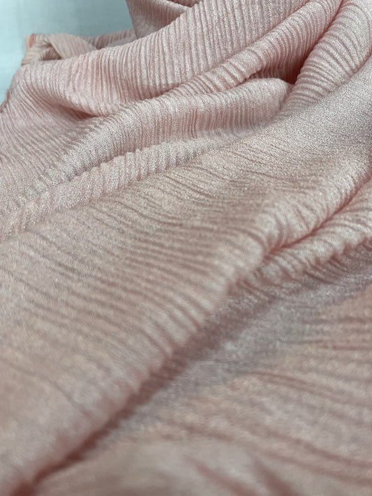 Weicher rosa Hijab – Stoffdetail und Farbe Nahaufnahme