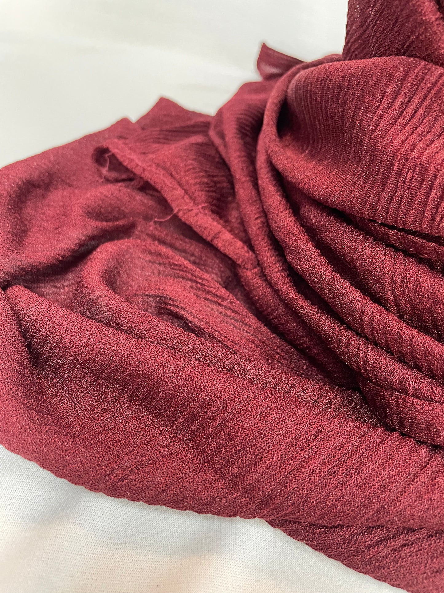 Roter Hijab aus Kaschmir – Stoffstruktur Nahaufnahme