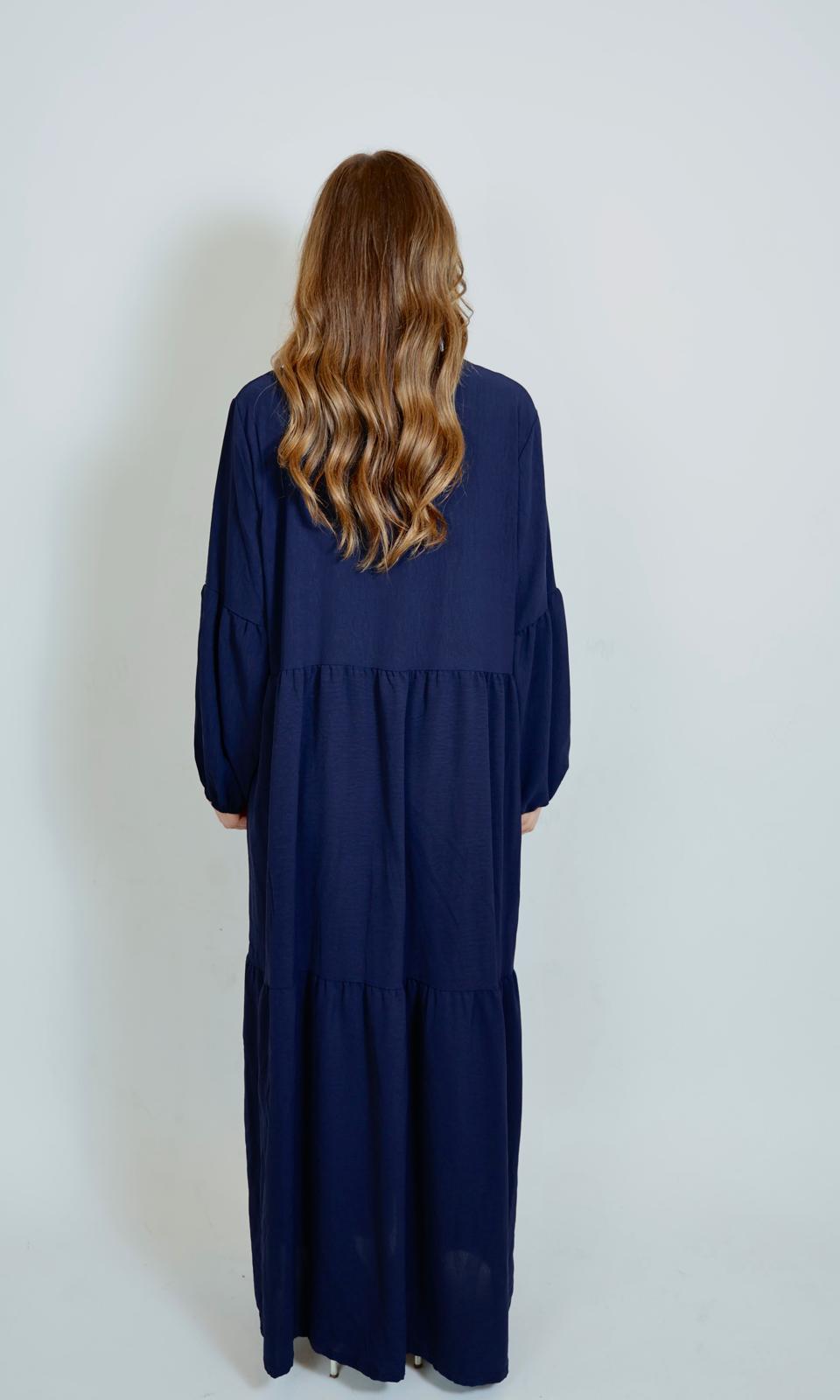 Dunkelblaues luftiges Kleid von hinten mit weichem Stofffall
