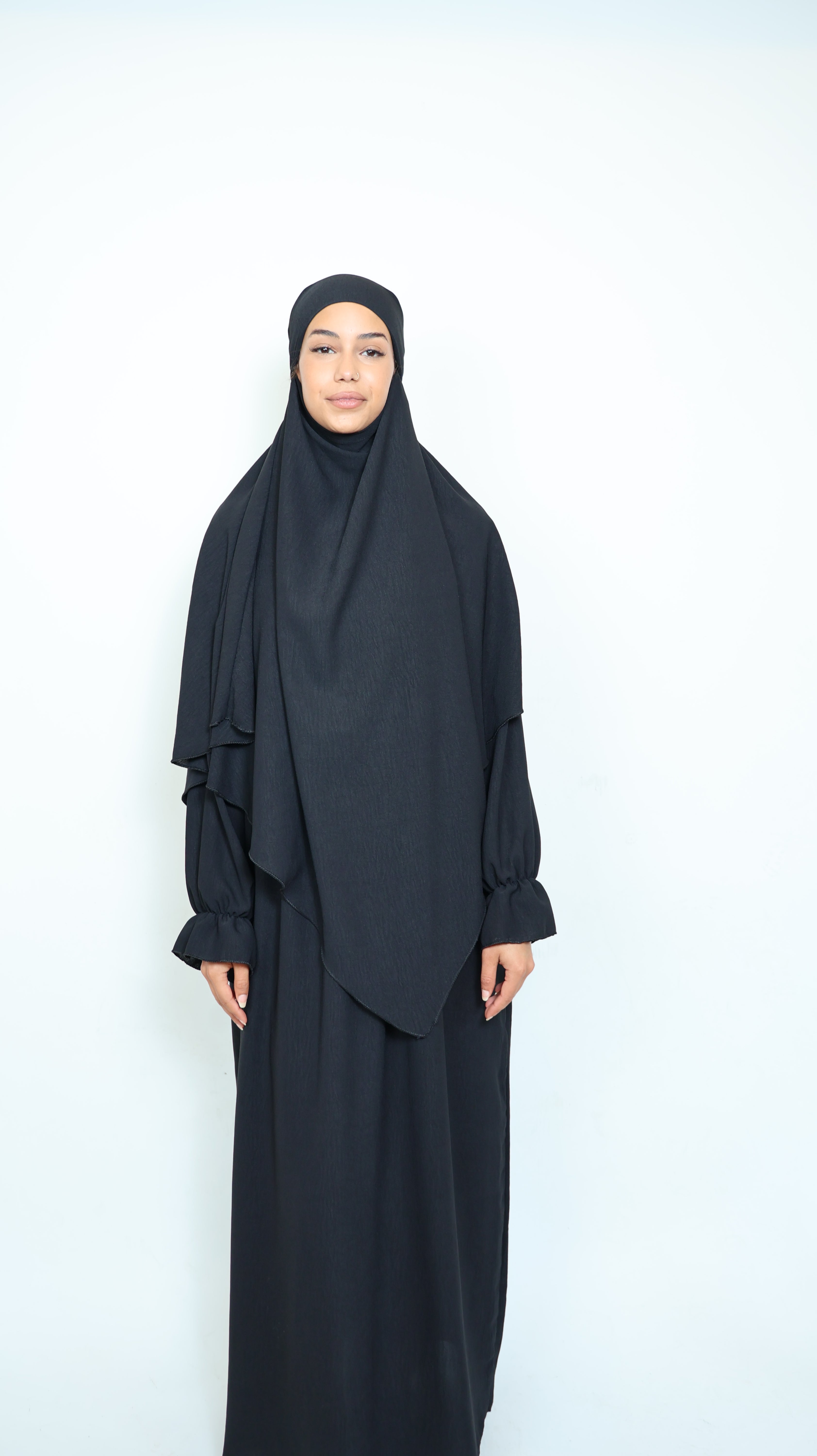 Schwarzer Khimar für Damen in Vorderansicht mit fließender Silhouette und zeitloser Optik