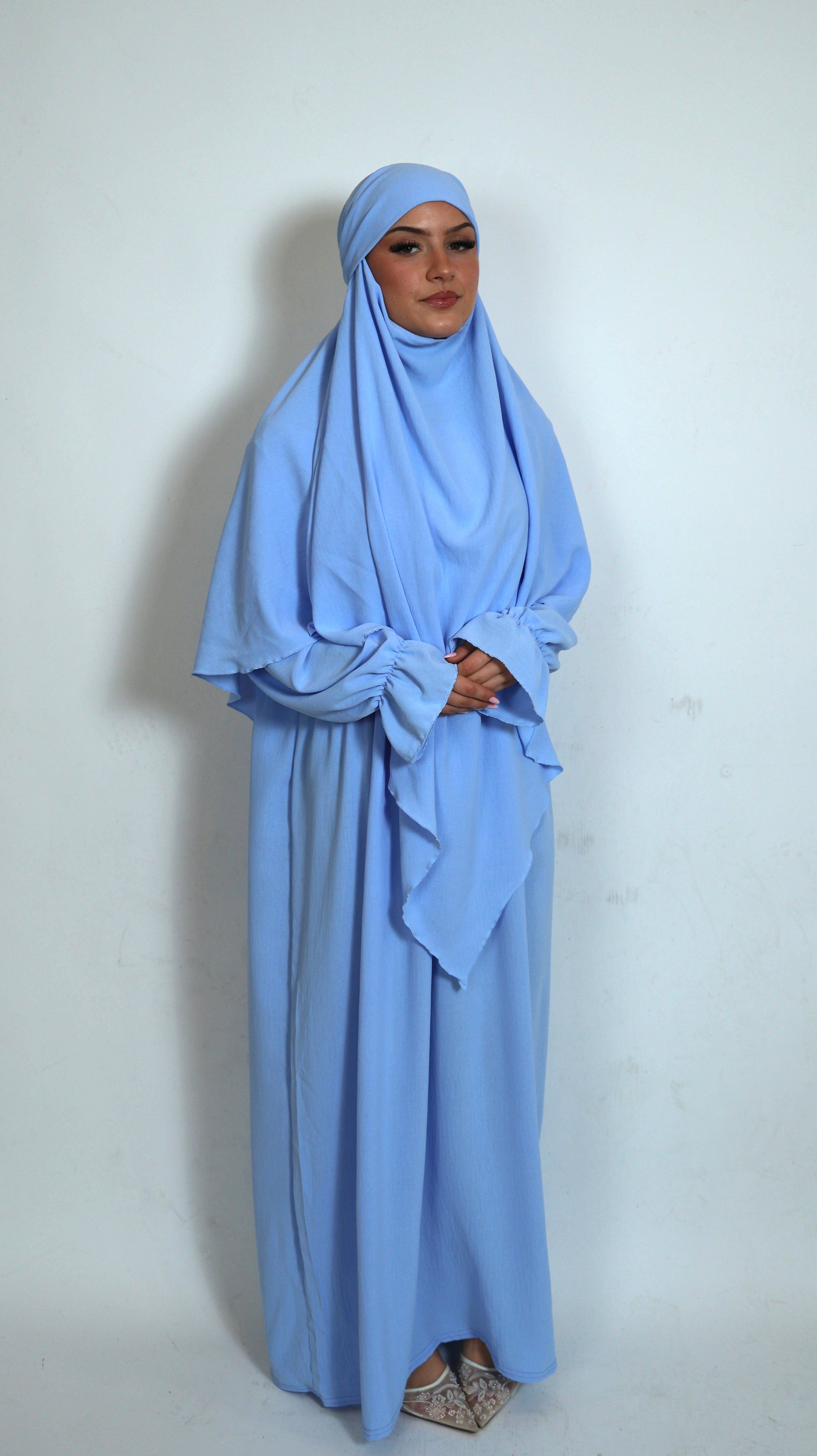 Hellblauer Khimar aus Jersey, Frontansicht