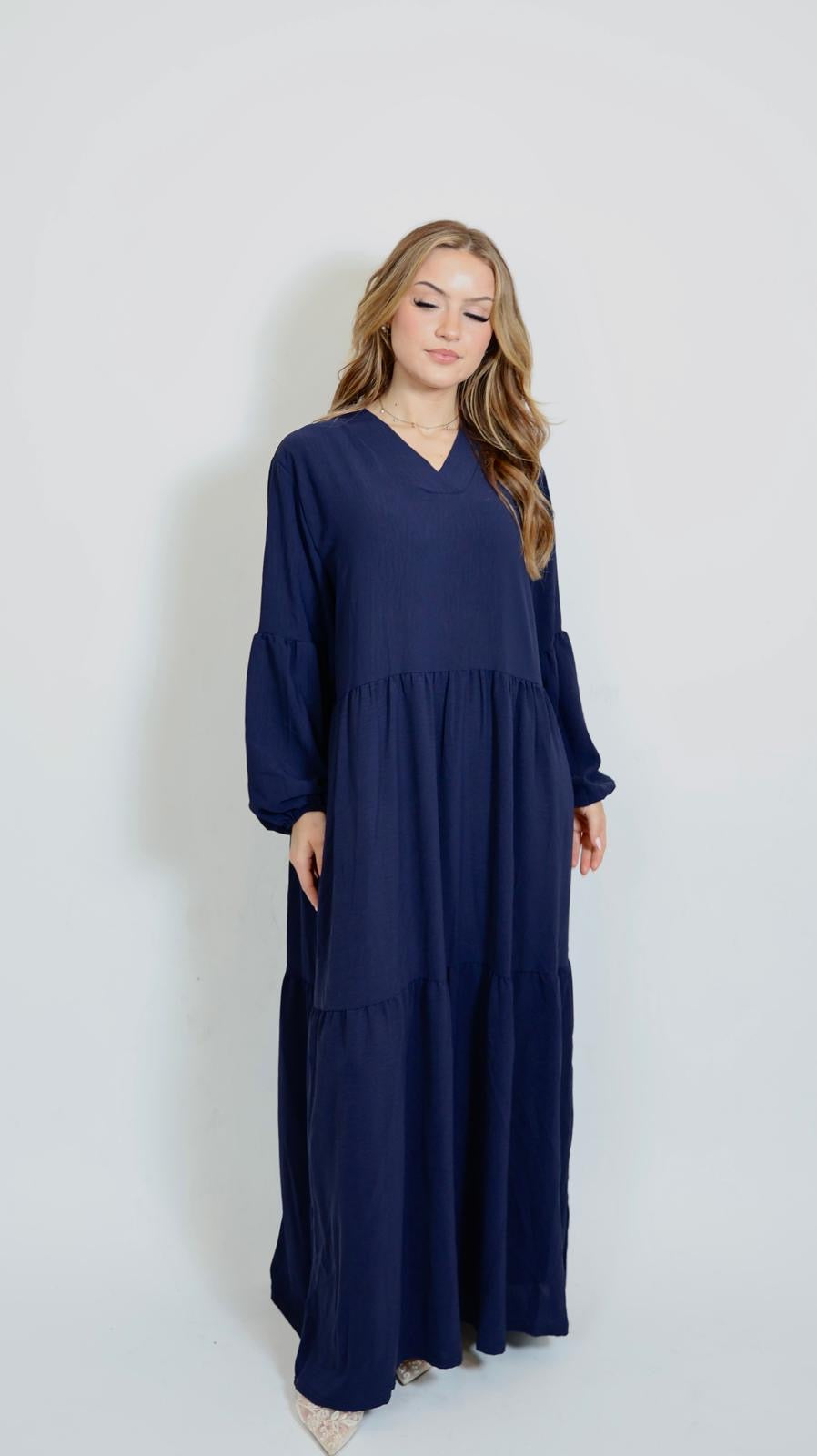 Luftiges Kleid in Dunkelblau in Frontansicht mit fließender Silhouette