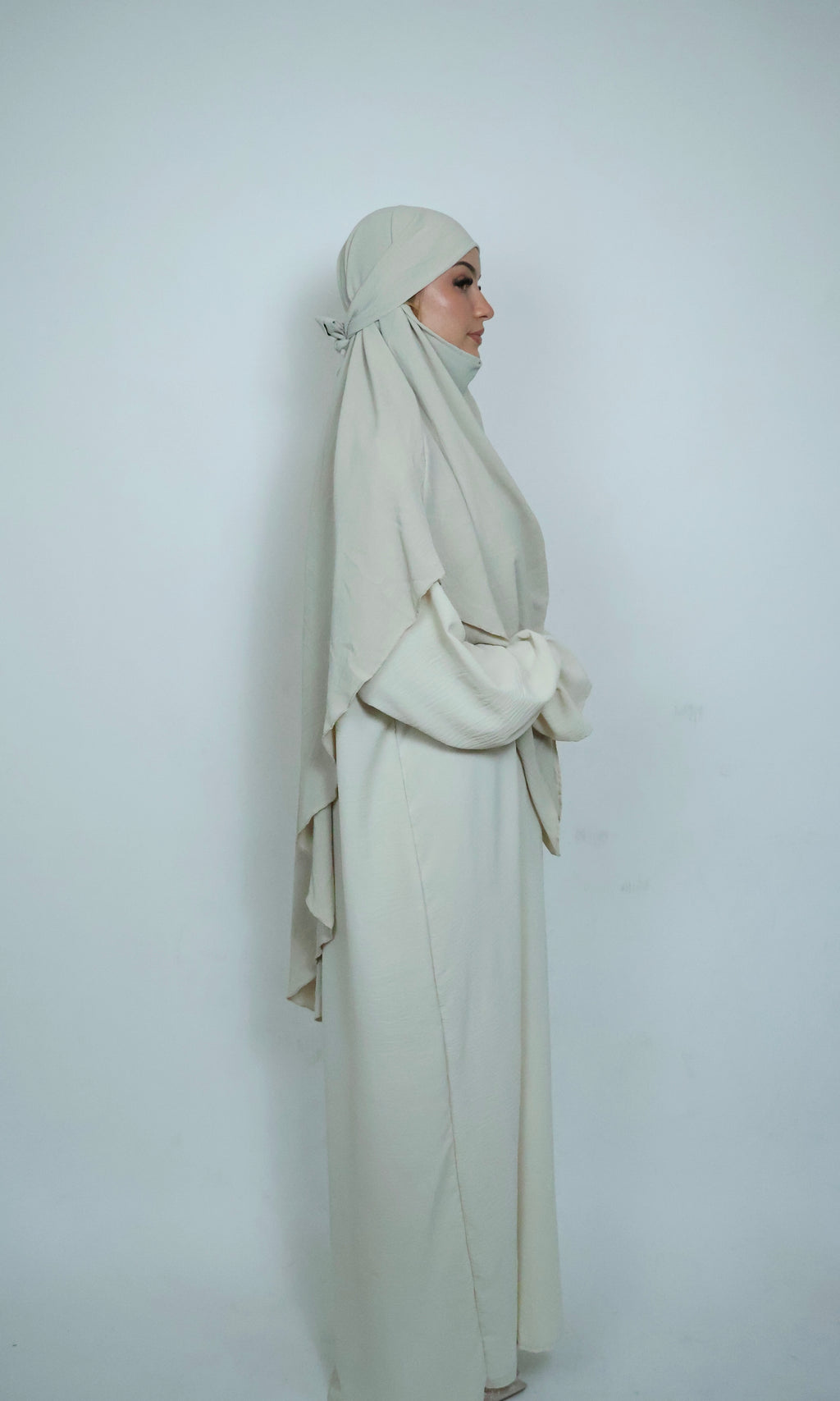 Beiger Khimar in Seitenansicht mit langem Fall und stilvoller Passform