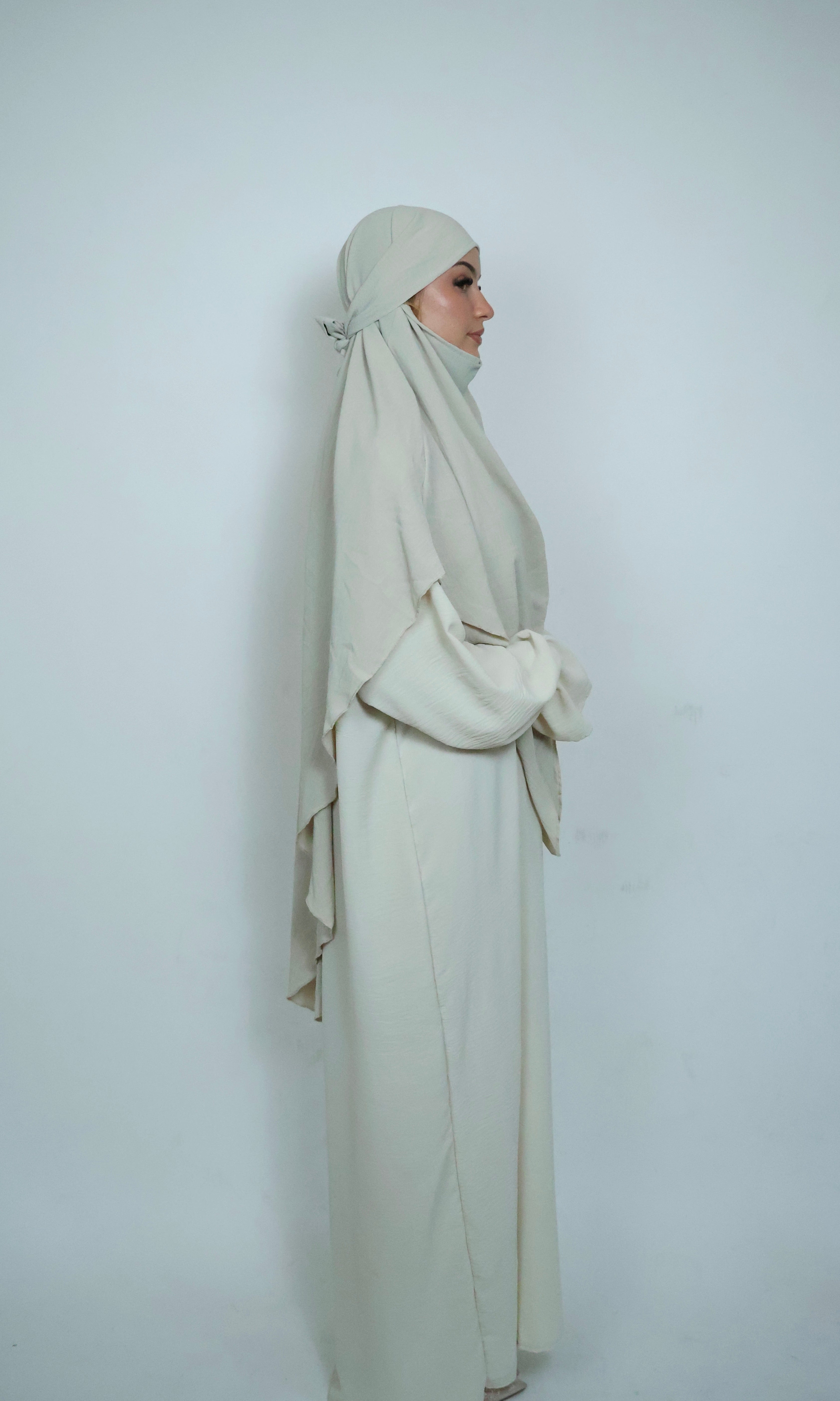 Beiger Khimar in Seitenansicht mit langem Fall und stilvoller Passform
