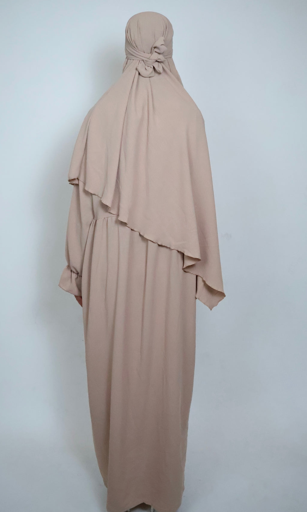 Beiger Khimar von hinten mit großzügigem Schnitt und harmonischem Gesamtbild