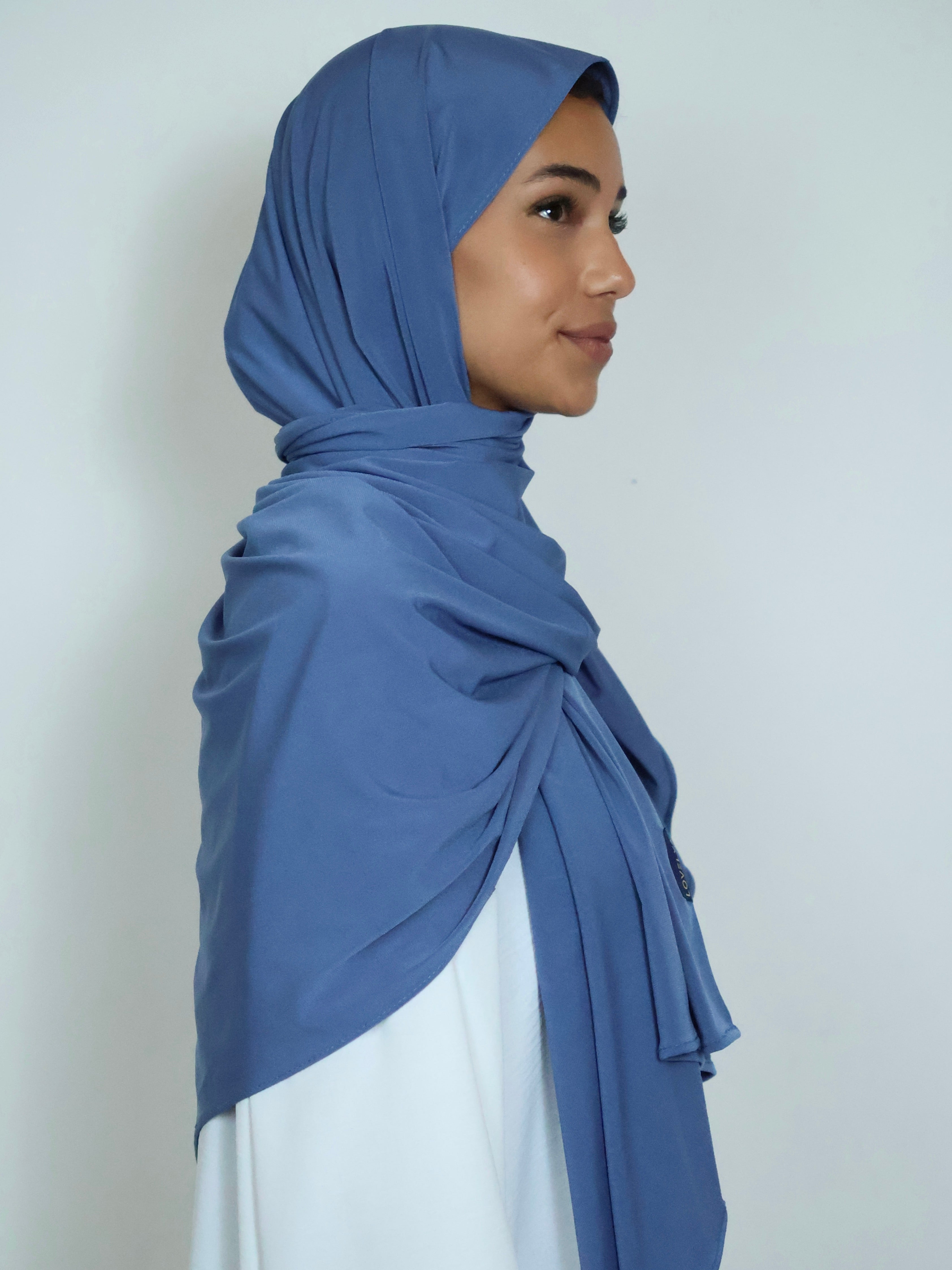 Blauer Jersey Hijab in Seitenansicht