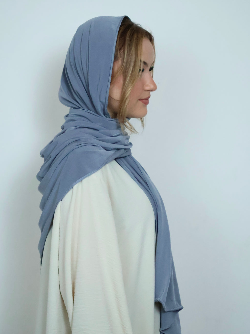 Blaugrauer Jersey Hijab in Seitenansicht