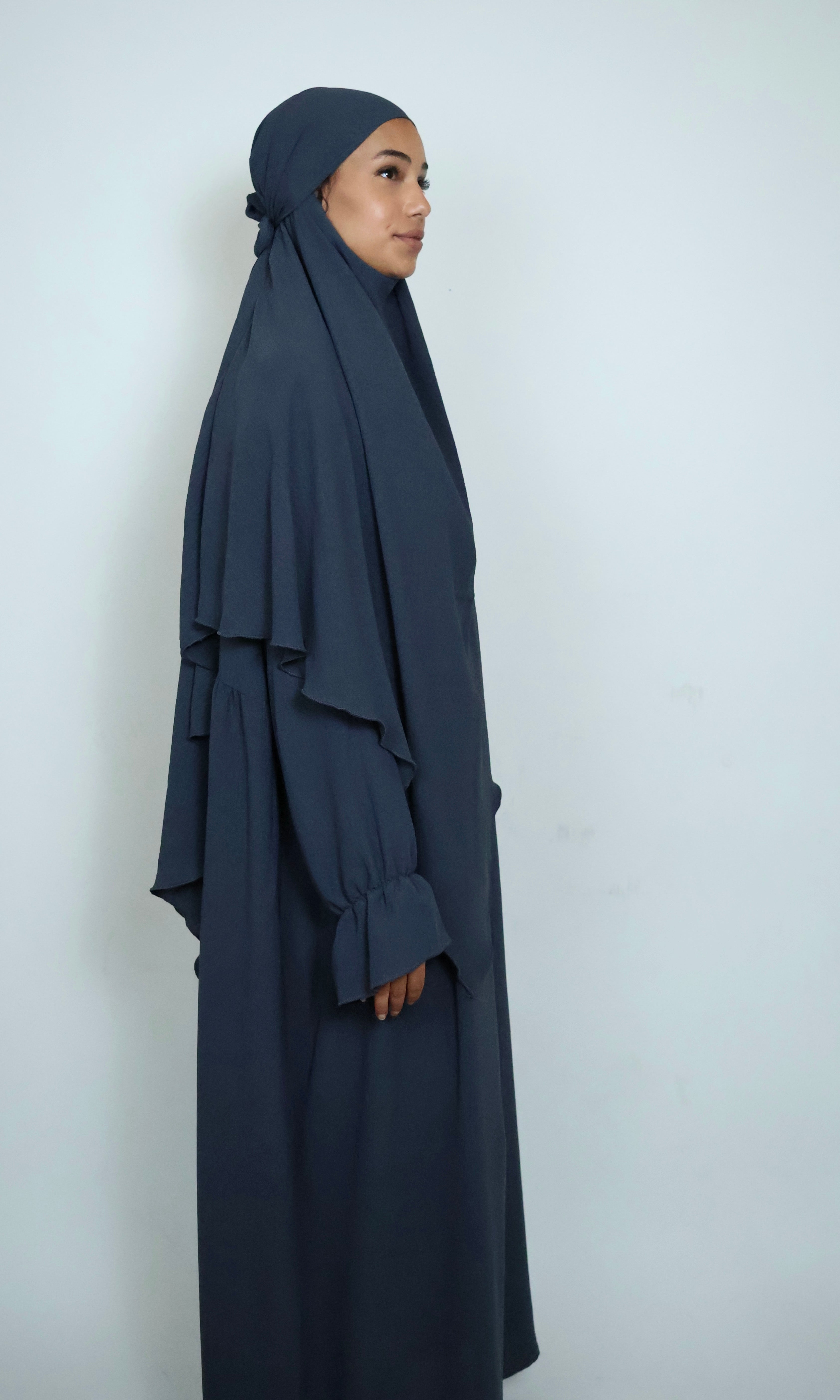 Seitenansicht eines blaugrauen Khimars mit elegantem Fall und lockerer Form