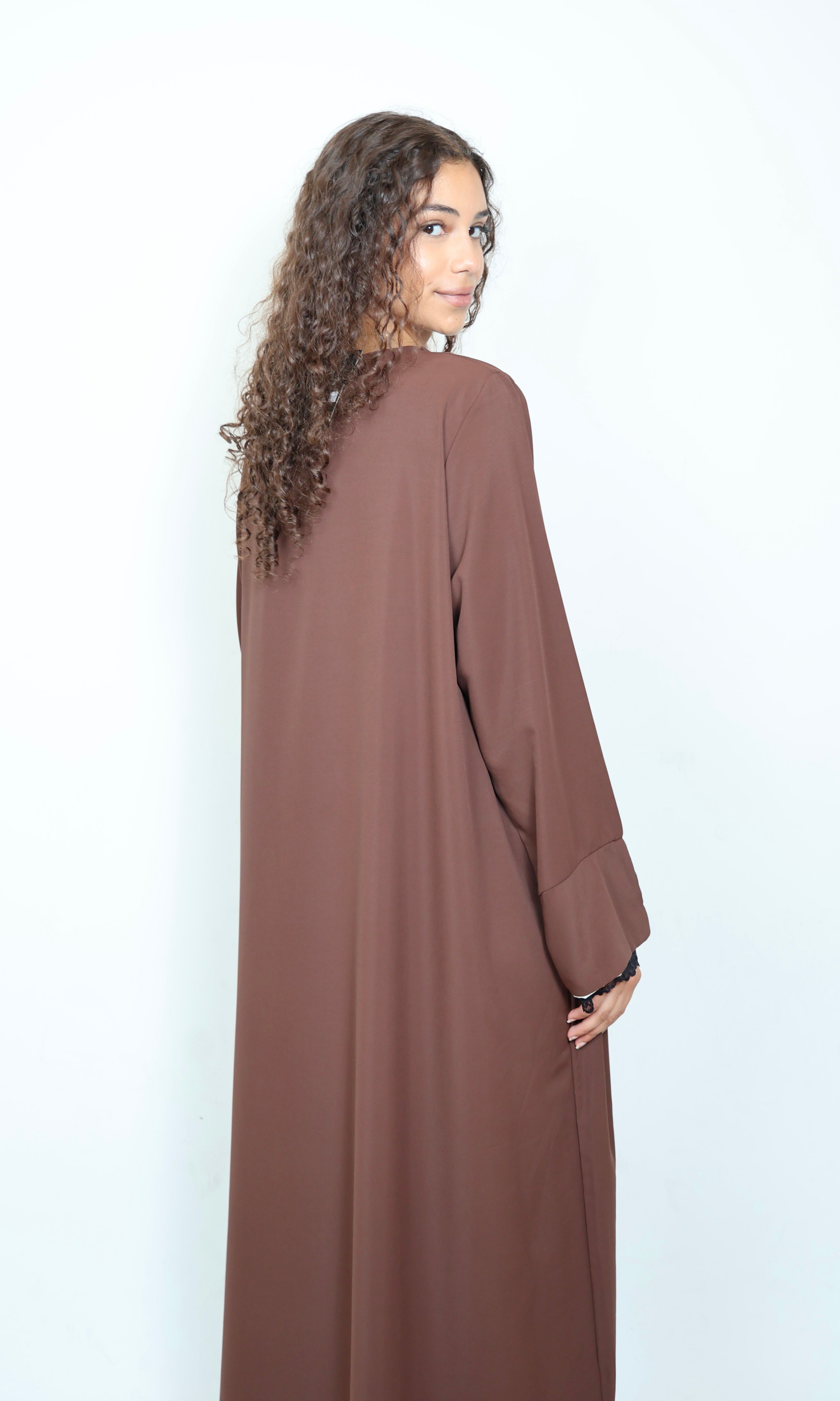 Braune Abaya von hinten mit fließendem Stoff und weiter Passform