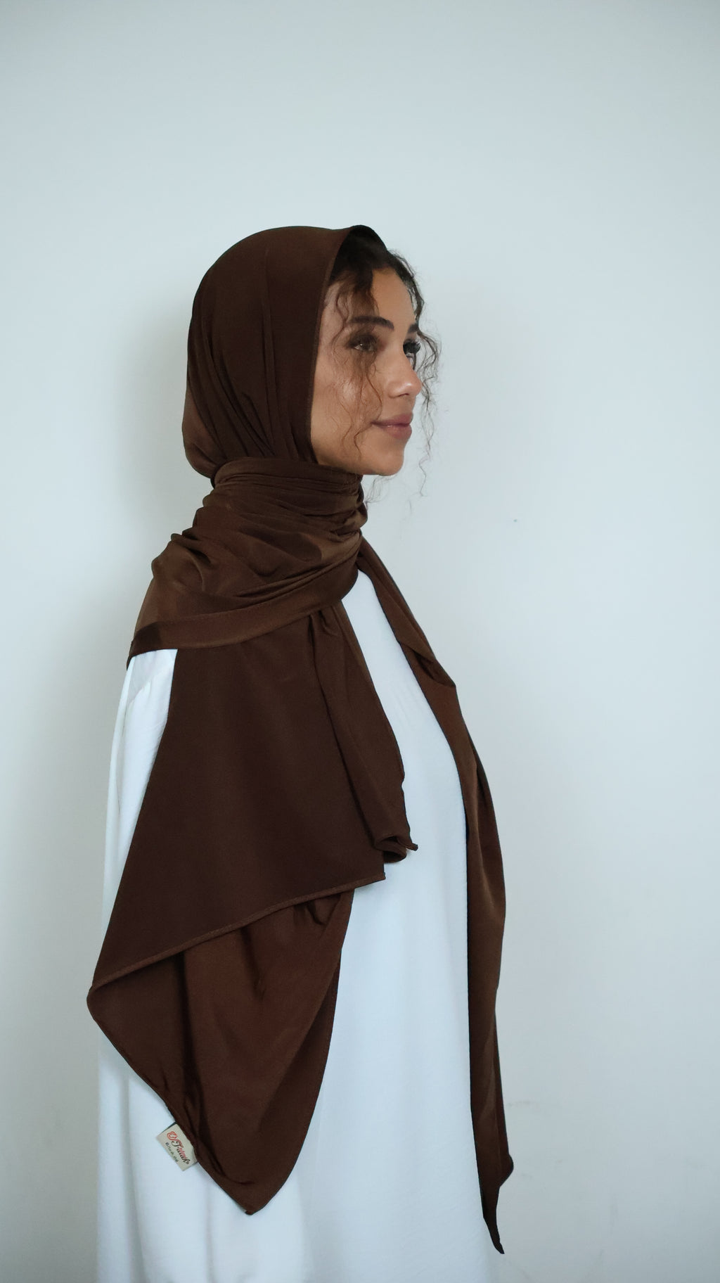 Brauner Jersey Hijab in Seitenansicht getragen
