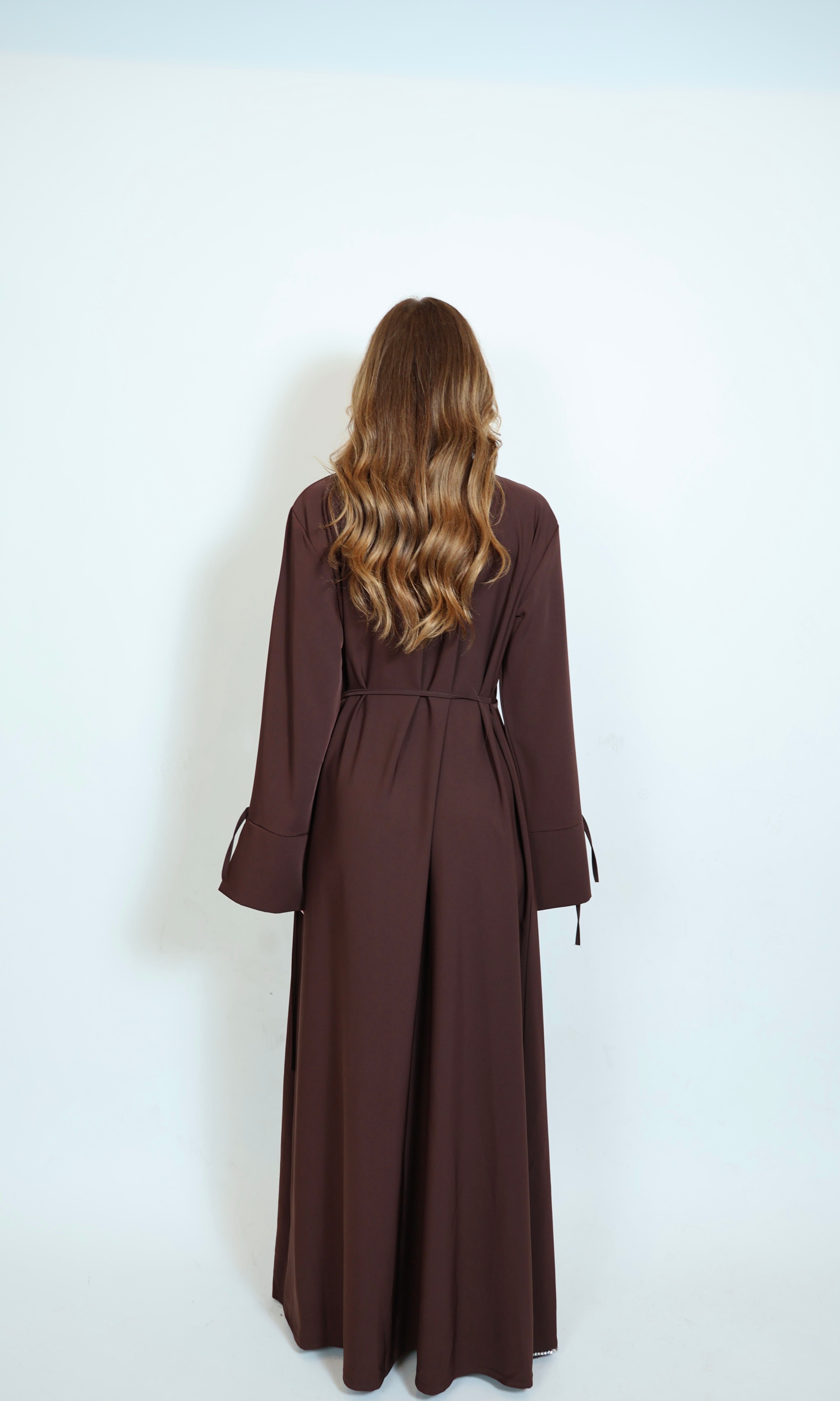 Braunes Kleid von hinten mit fließender Silhouette und stilvollem Design