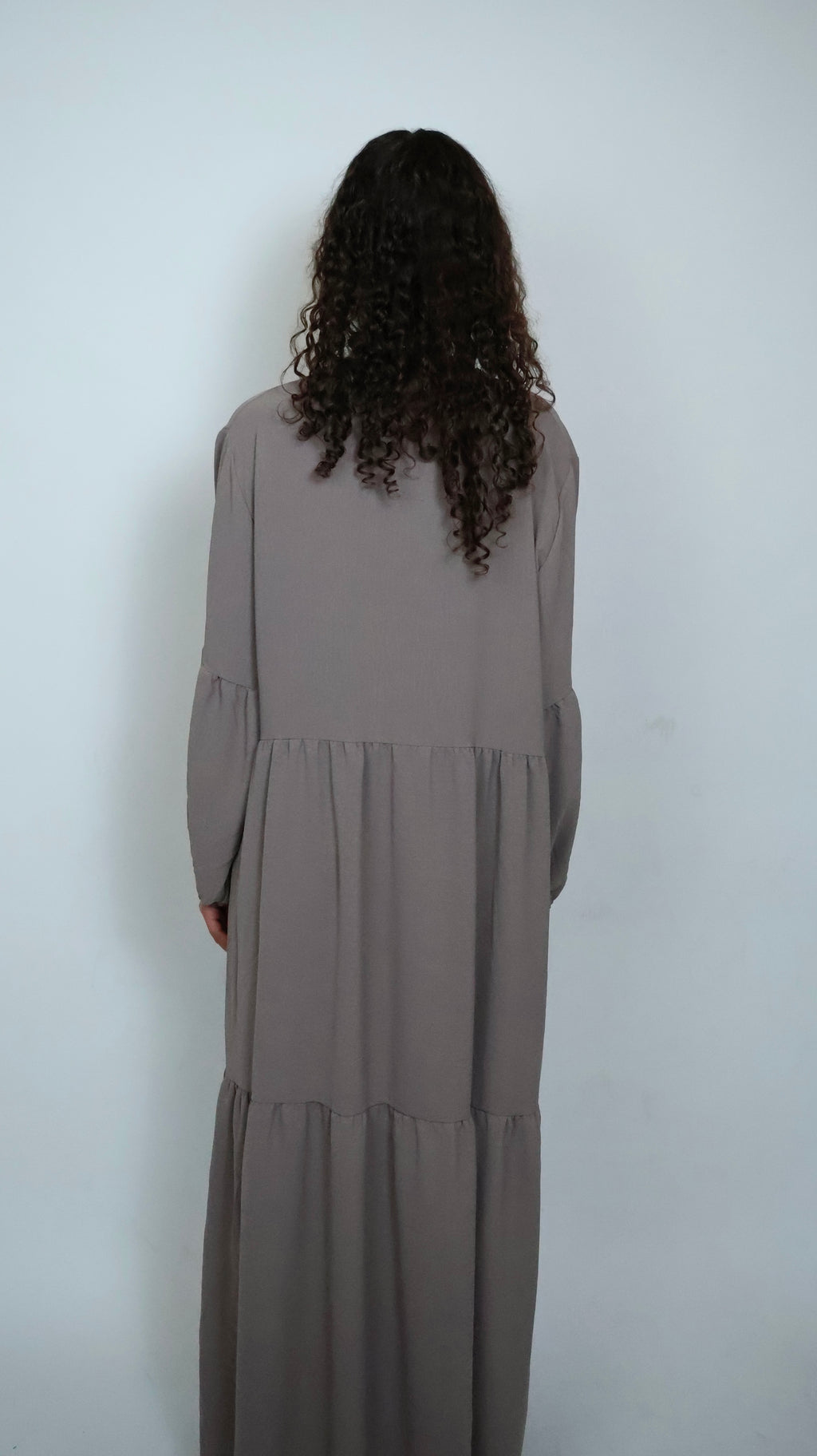 Braunes luftiges Kleid von hinten mit natürlicher und fließender Form