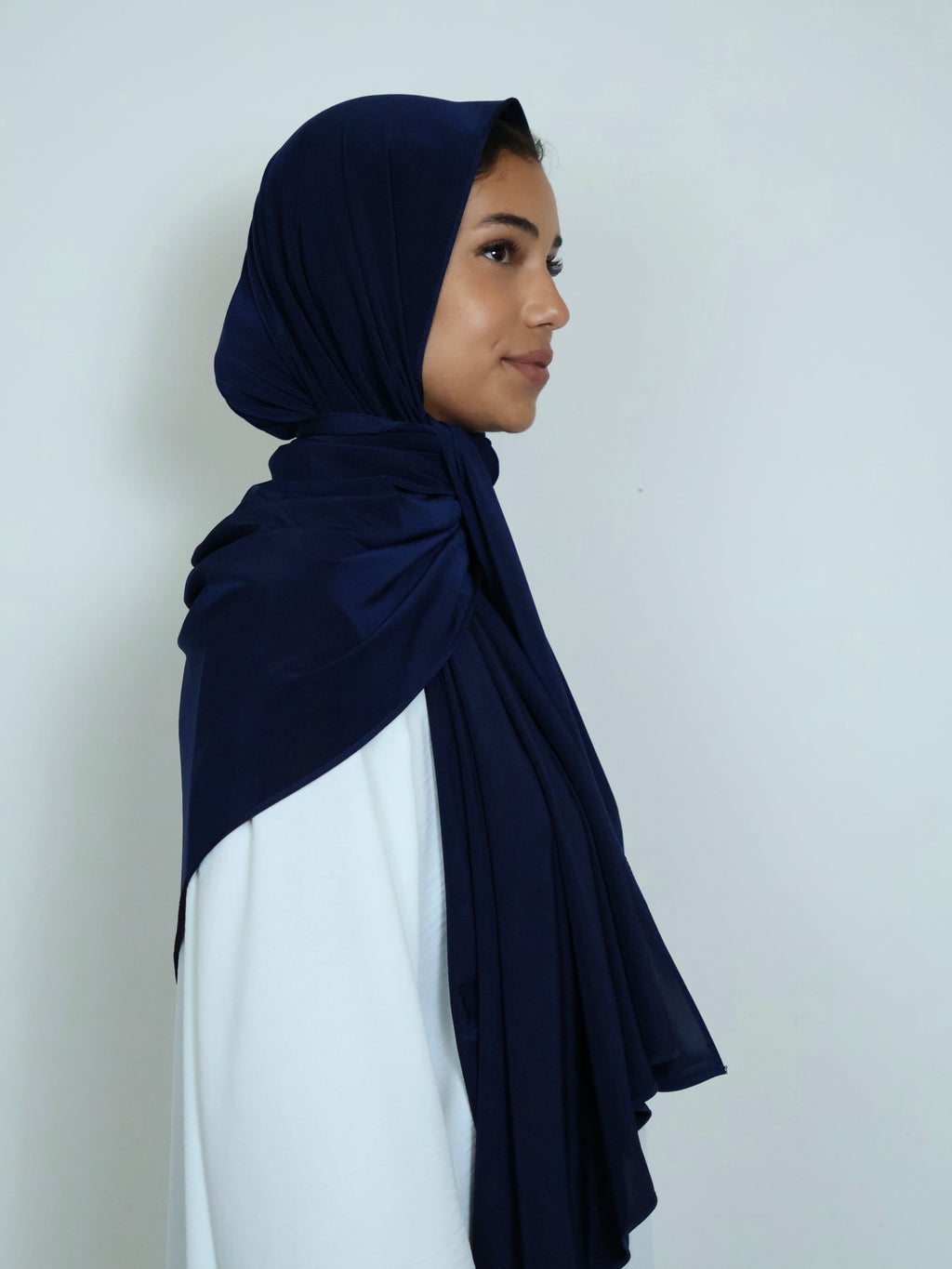 Dunkelblauer Jersey Hijab in Seitenansicht