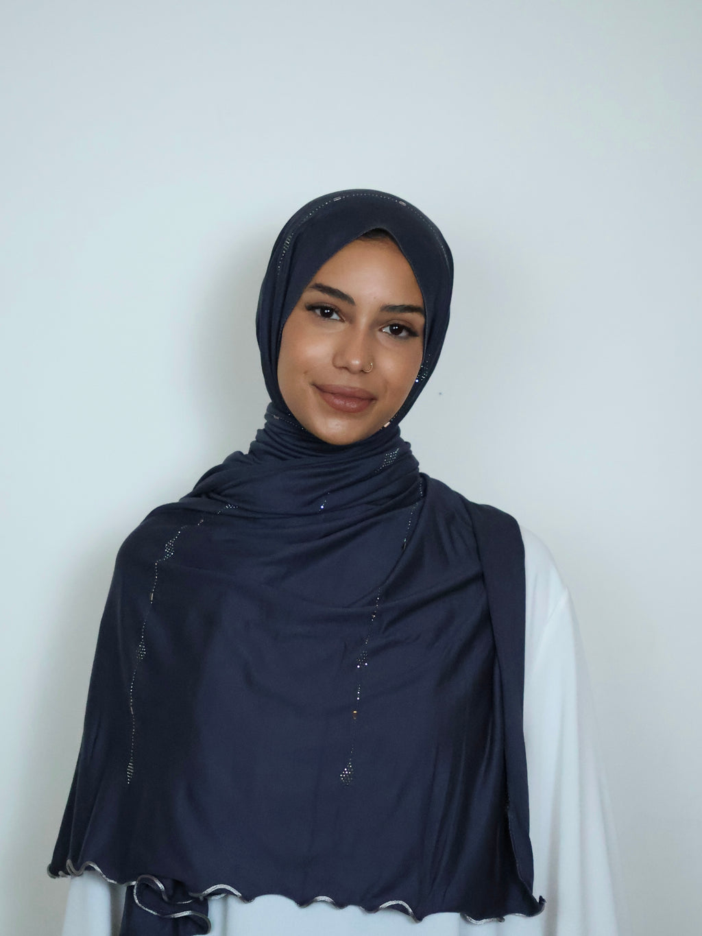 Dunkelblauer Jersey Hijab mit Strass Vorderansicht
