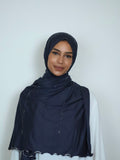 Dunkelblauer Jersey Hijab mit Strass Vorderansicht