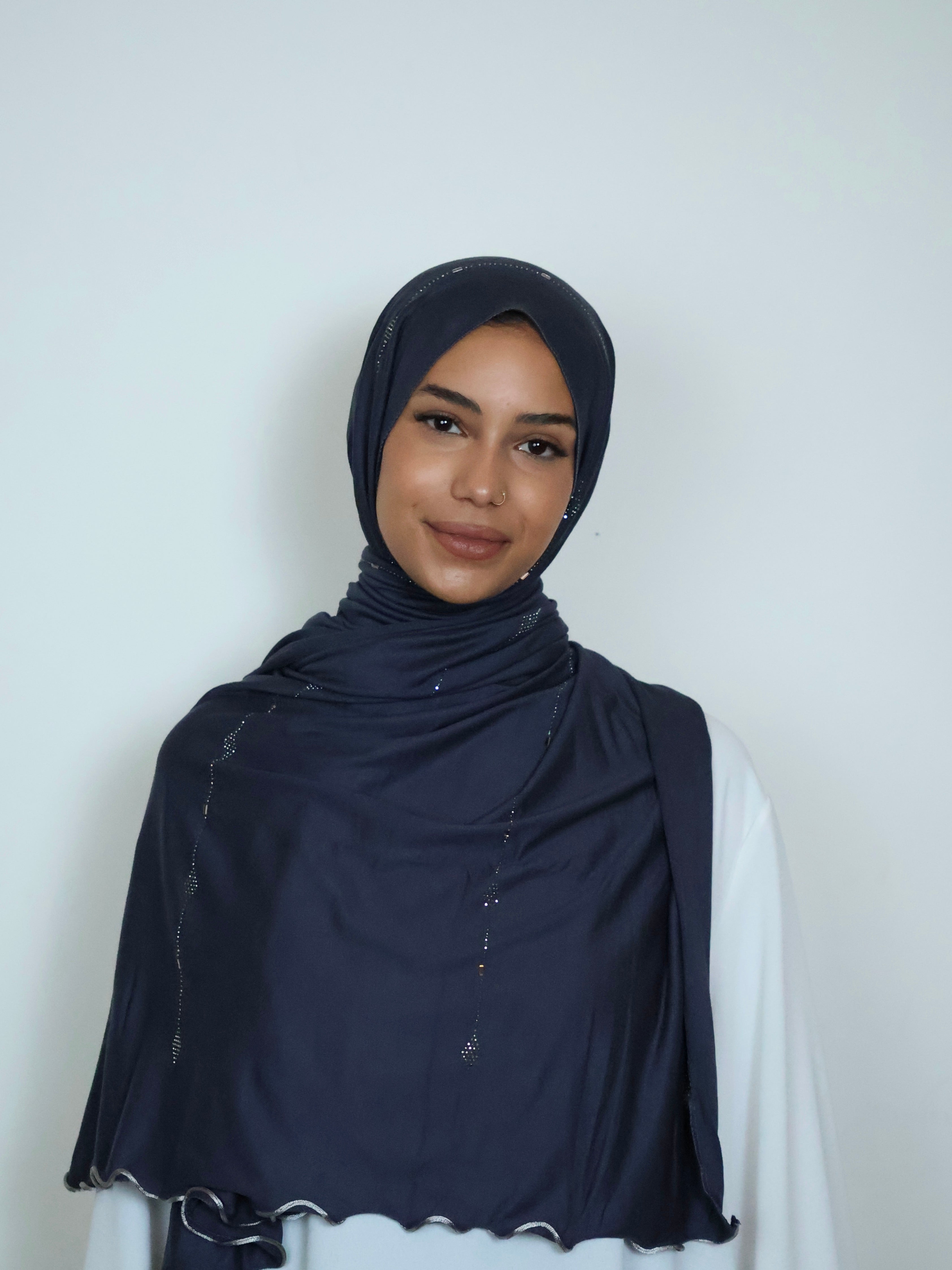 Dunkelblauer Jersey Hijab mit Strass Vorderansicht