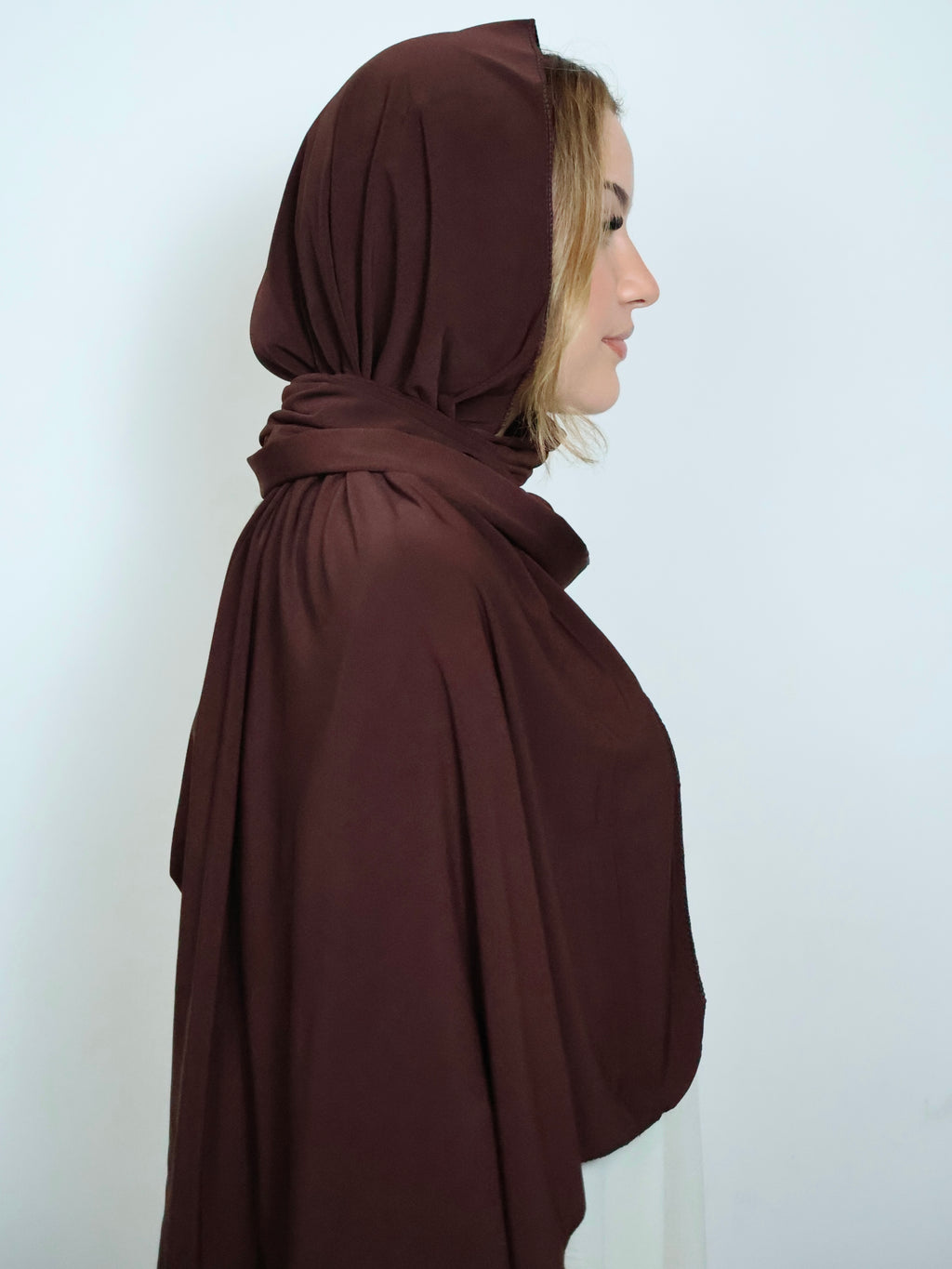 Dunkelbrauner Jersey Hijab in Seitenansicht