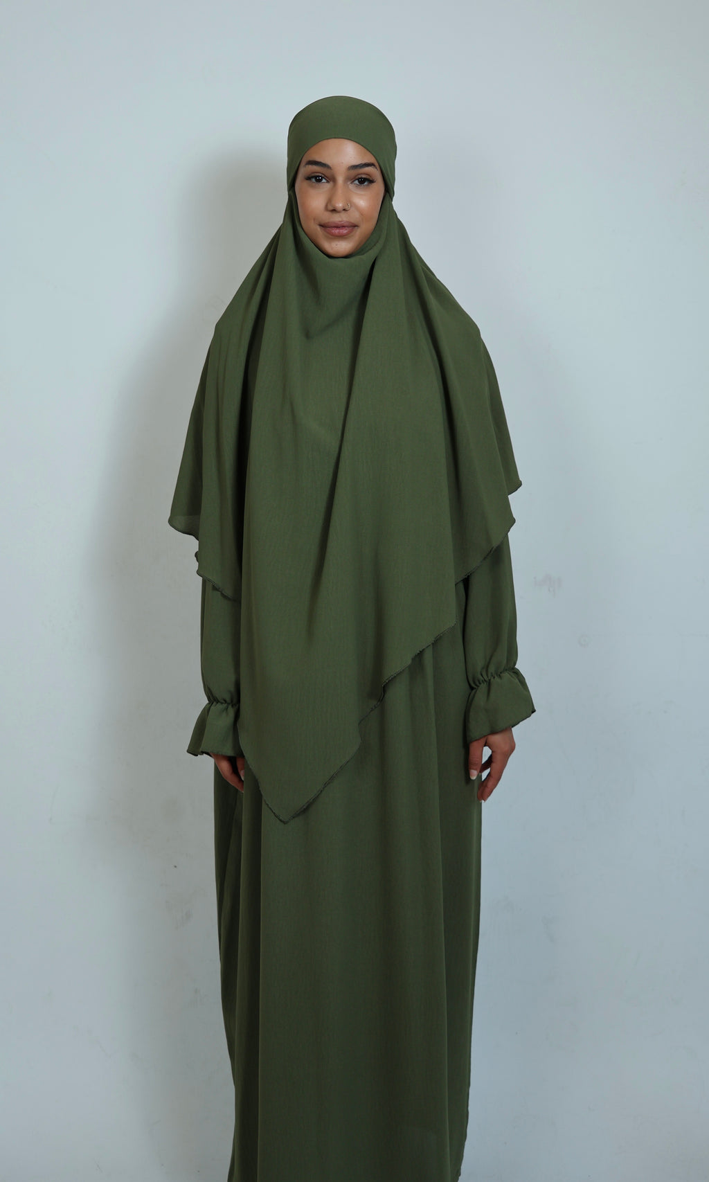 Khimar Dunkelgrün für Damen in Vorderansicht mit elegantem fließendem Schnitt