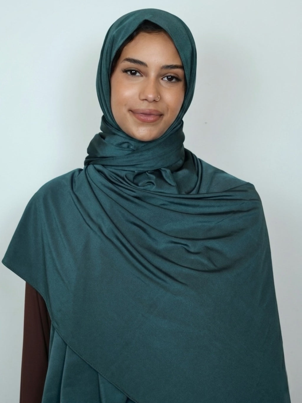Dunkelgrüner Jersey Satin Hijab Vorderansicht getragen