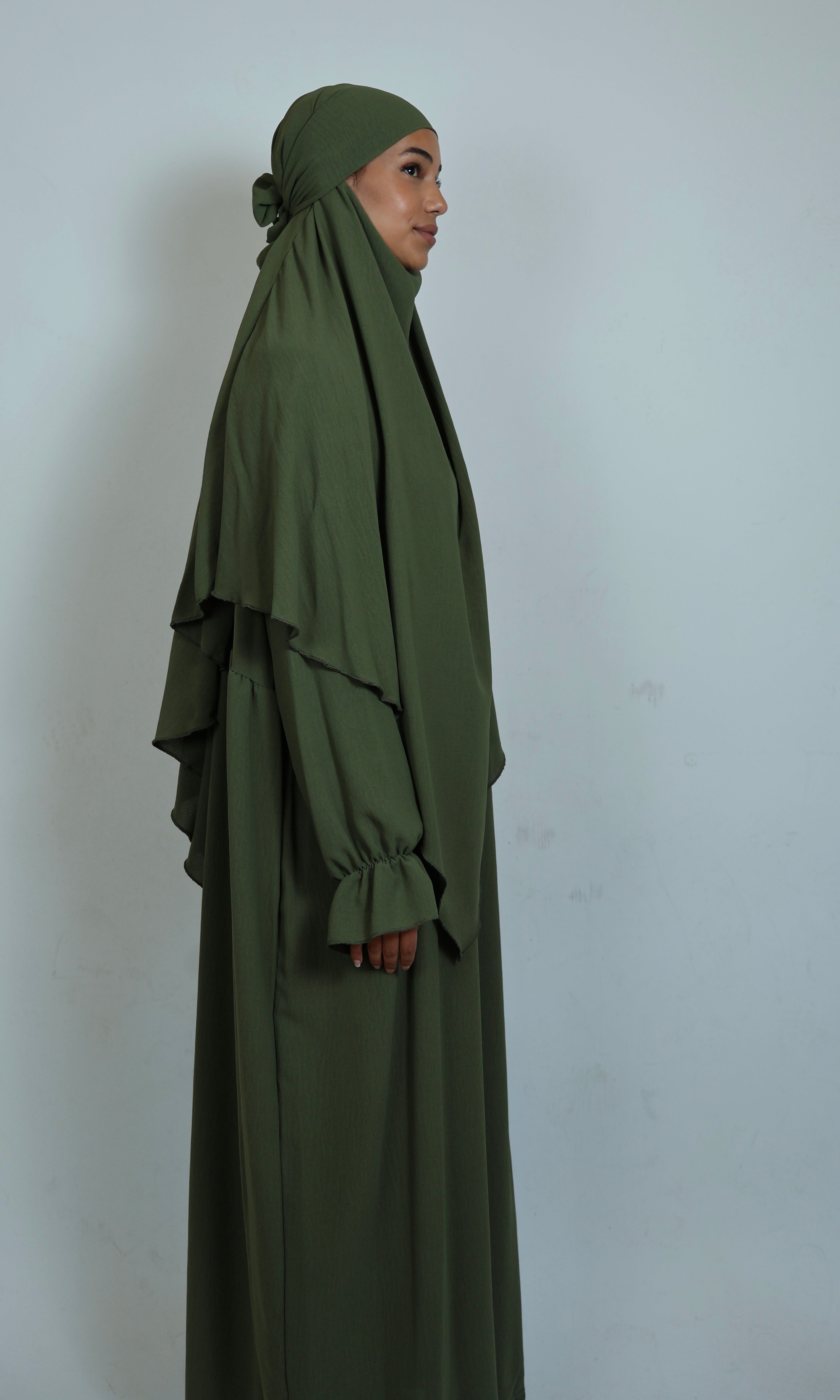 Dunkelgrüner Khimar in Seitenansicht mit langem Fall und stilvoller Passform