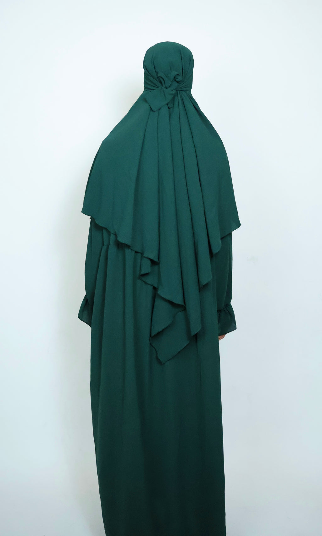 Dunkelgrüner Khimar von hinten mit großzügigem Schnitt und elegantem Stoffverlauf