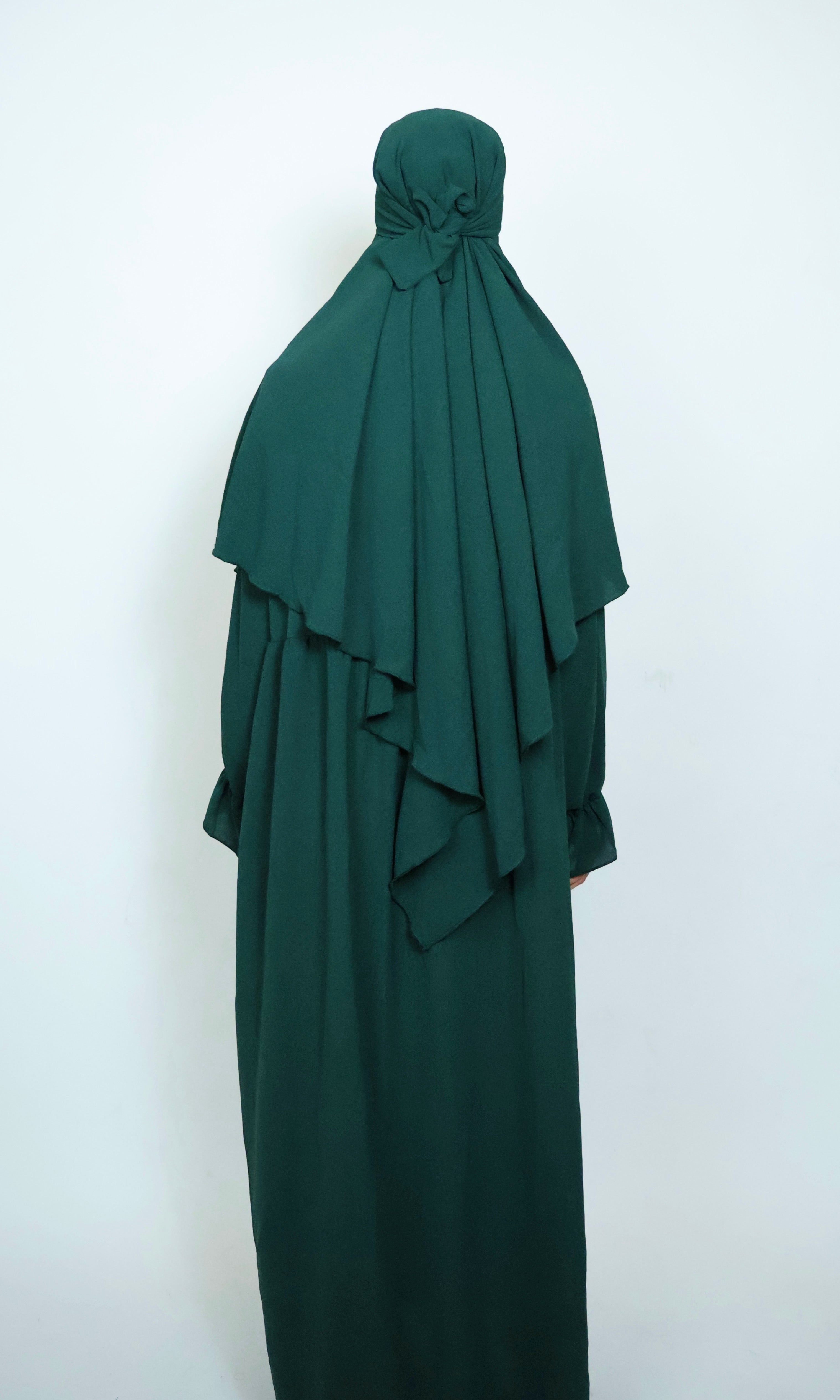 Dunkelgrüner Khimar von hinten mit großzügigem Schnitt und elegantem Stoffverlauf