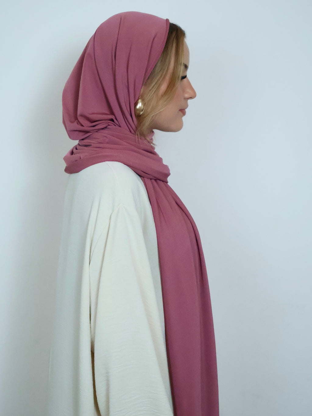 Dunkelrosa Jersey Hijab in Seitenansicht