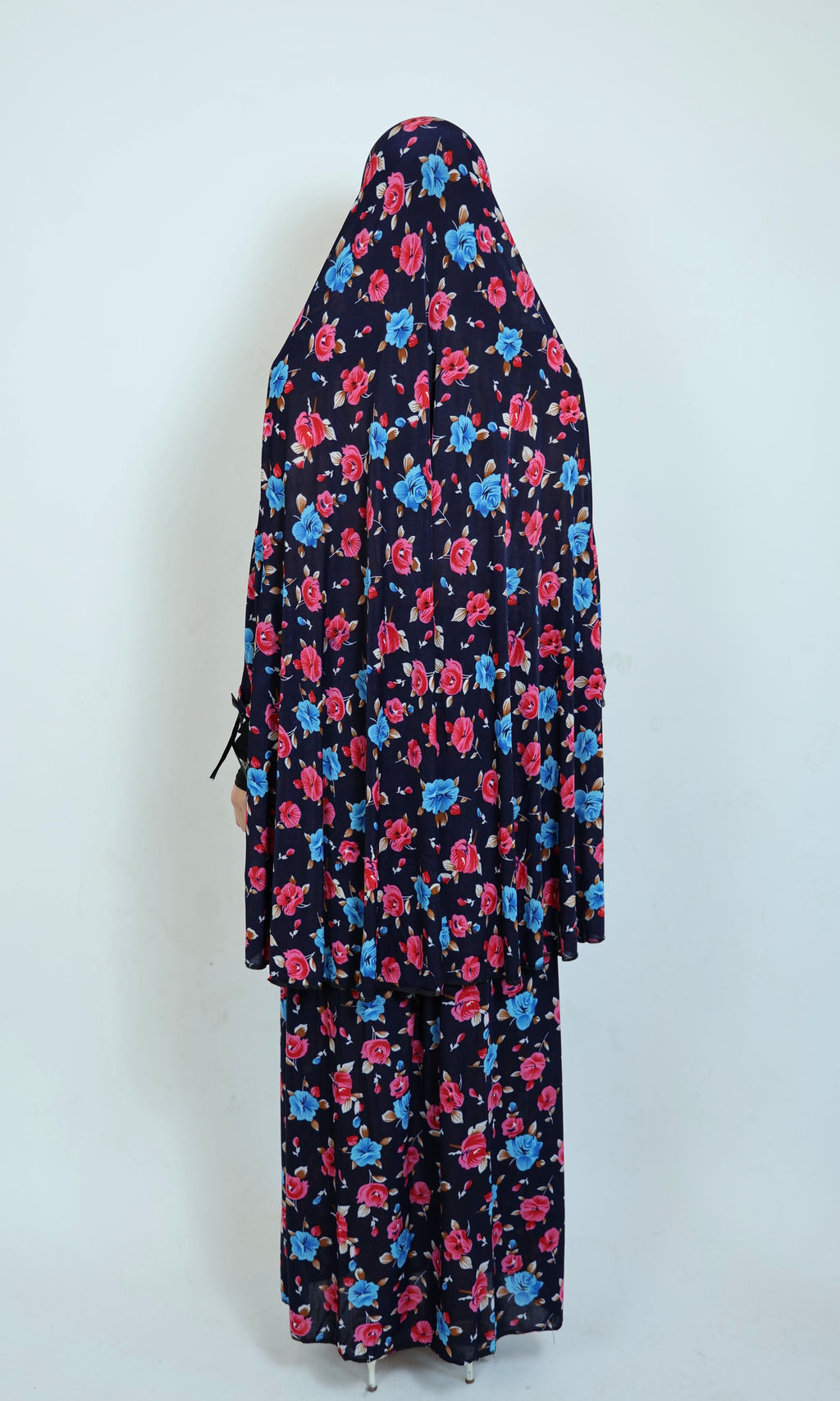 Gebetsanzug mit Blumenmuster von hinten mit fließendem Schnitt