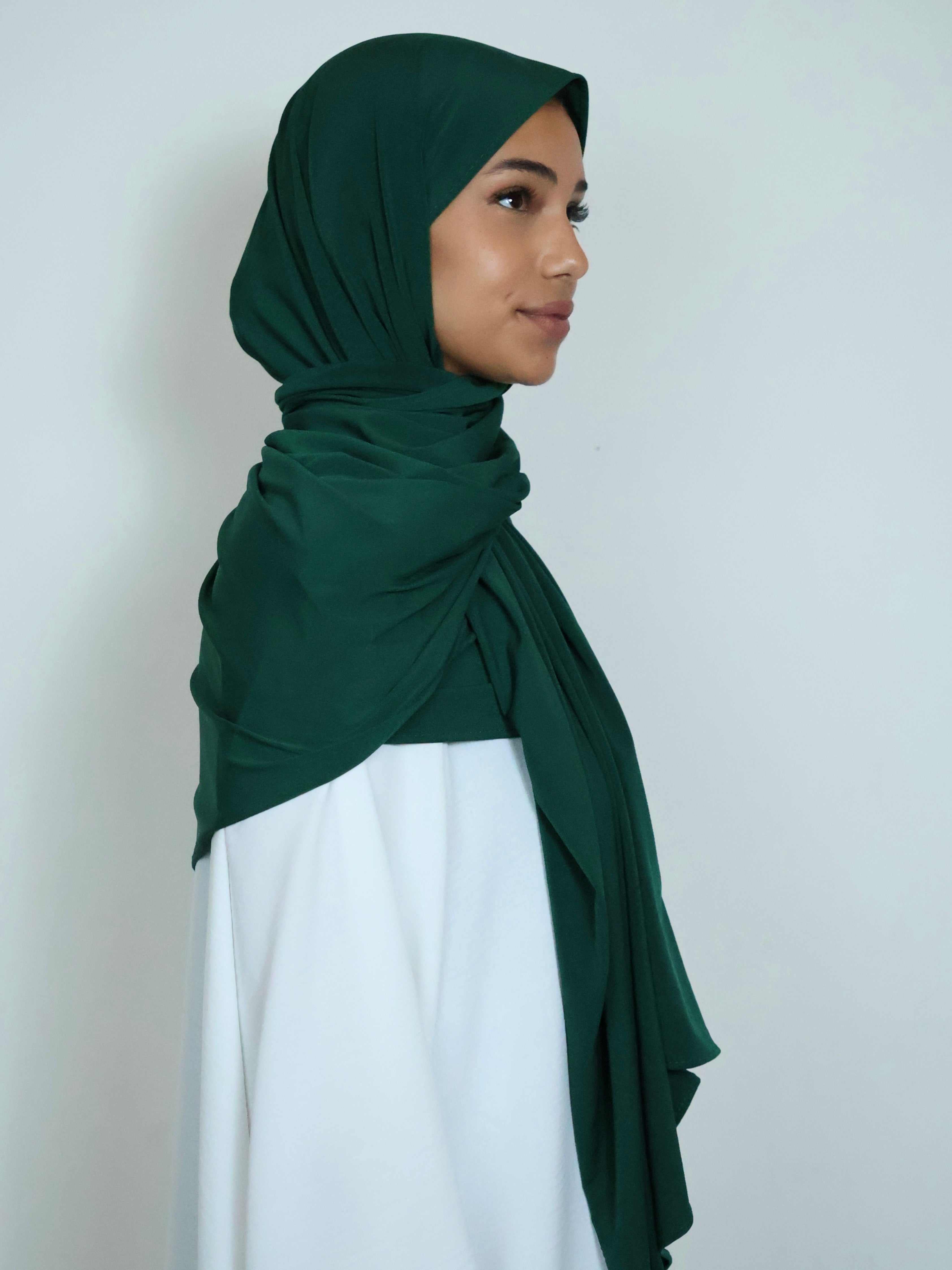 Grüner Jersey Hijab in Seitenansicht