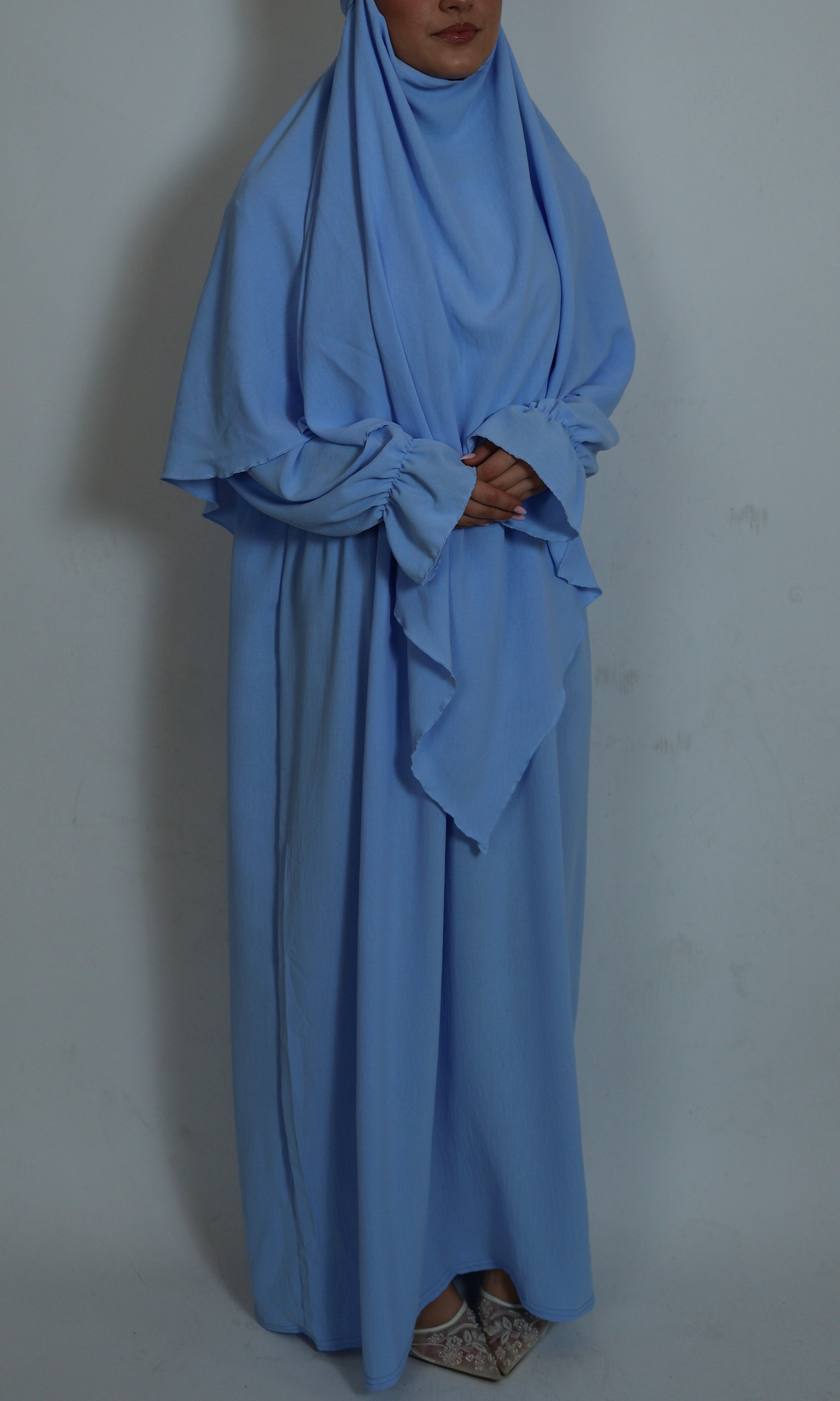 Hellblauer Khimar aus Jersey, Frontansicht