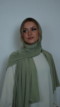 Hellgrüner Jersey Hijab in Frontansicht mit weichem Stoff und natürlichem Fall