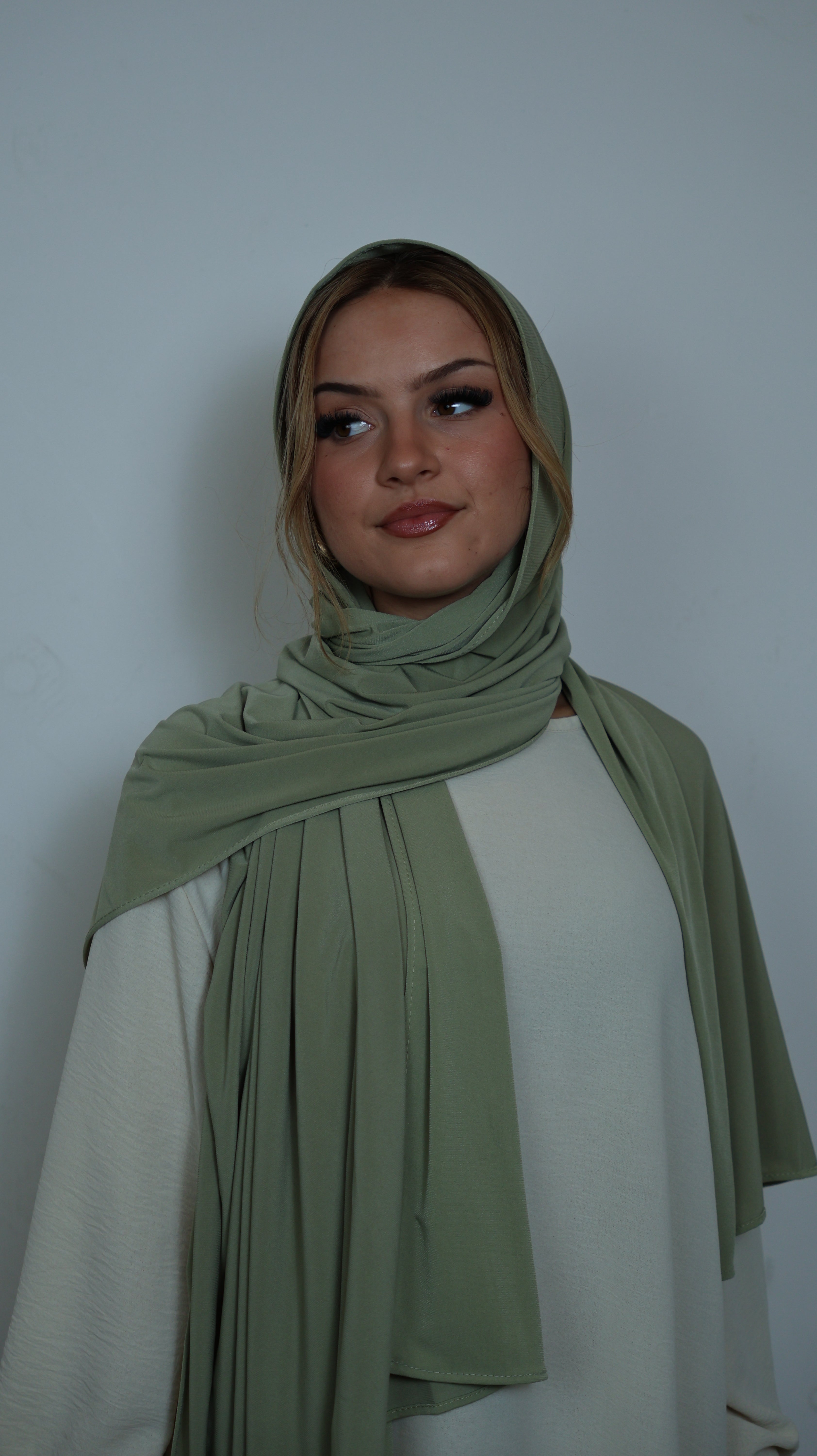 Hellgrüner Jersey Hijab in Frontansicht mit weichem Stoff und natürlichem Fall