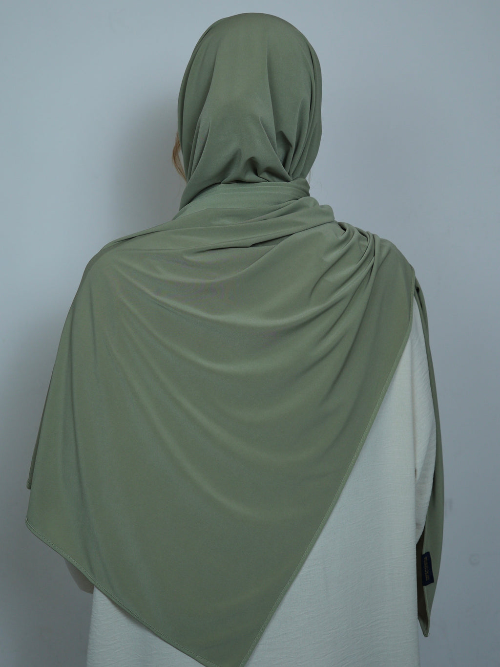 Hellgrüner Jersey Hijab von hinten mit harmonischem Stoffverlauf