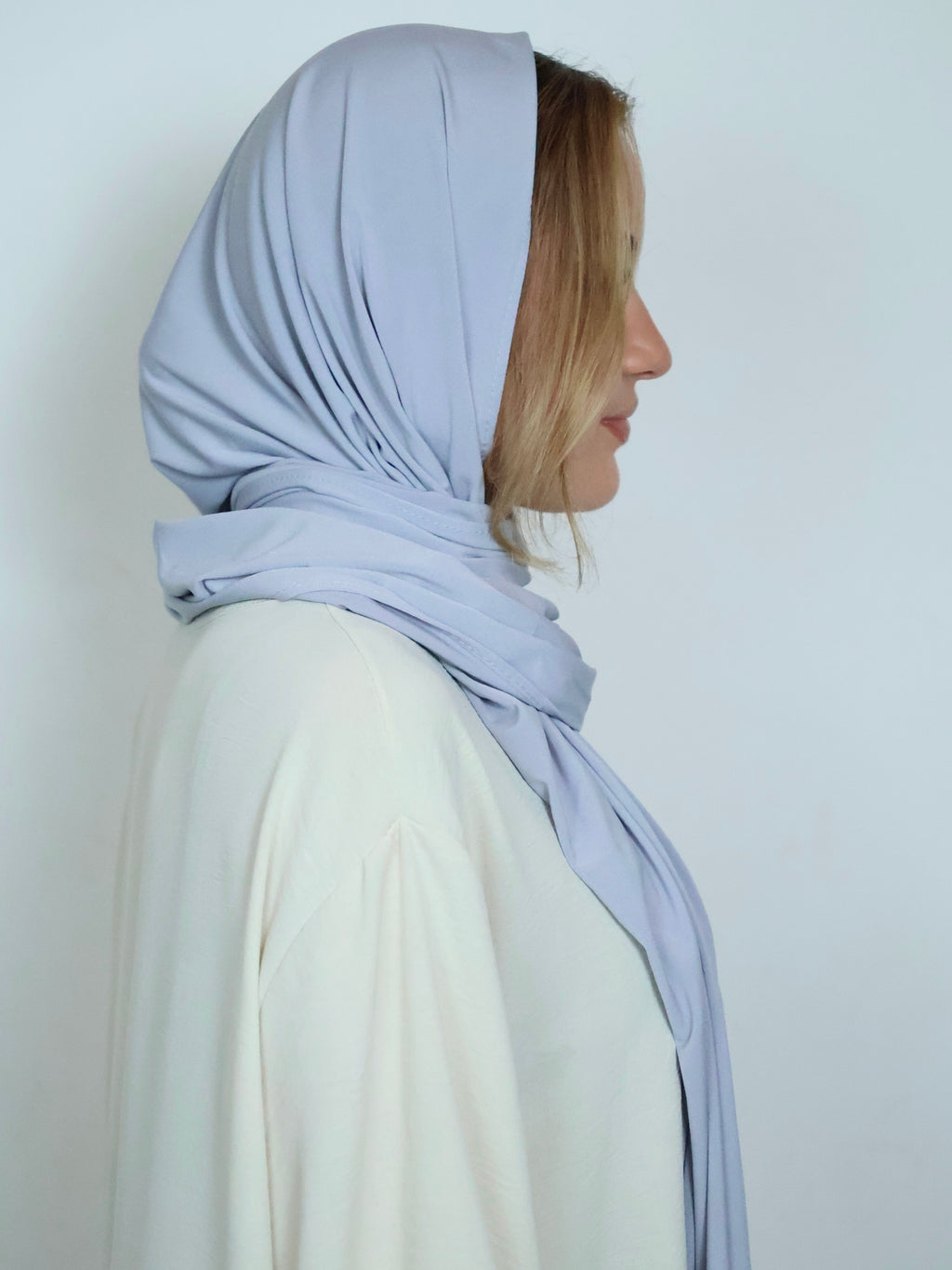 Hellgrauer Jersey Hijab in Seitenansicht