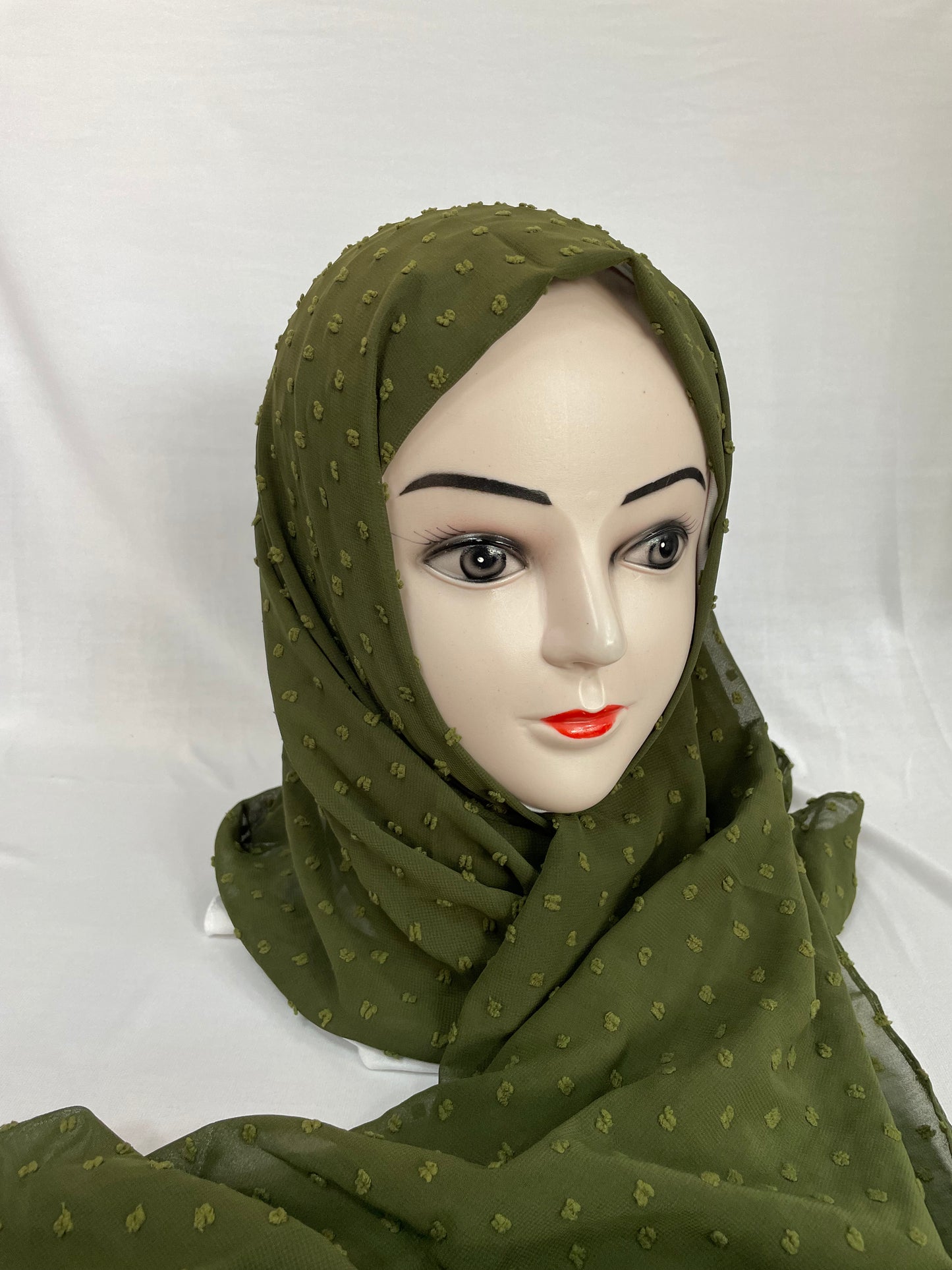 Bestickter Chiffon Hijab in Grün auf Model getragen