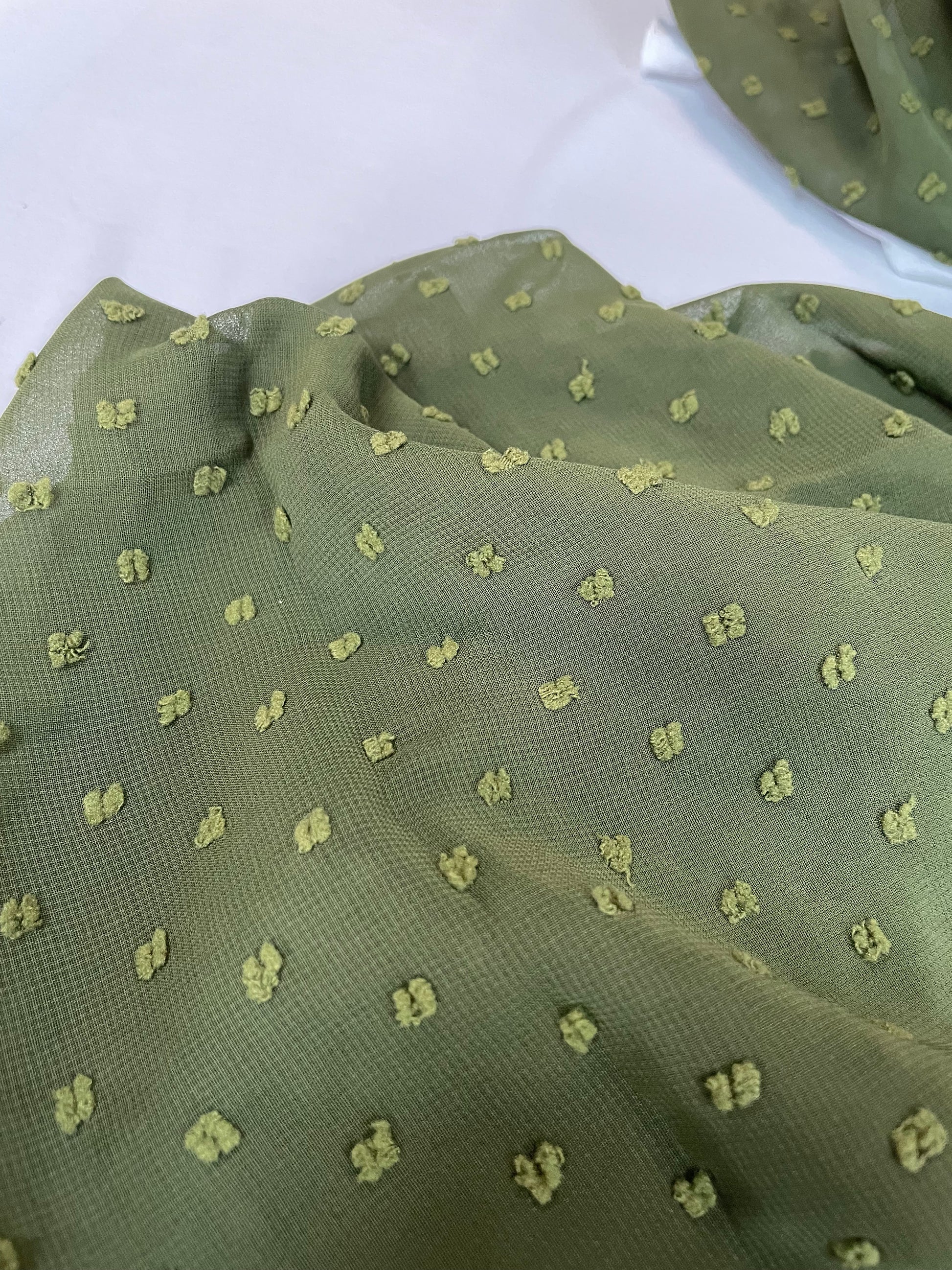 Grüner Chiffon Hijab mit feiner Stickerei nahaufnahme

