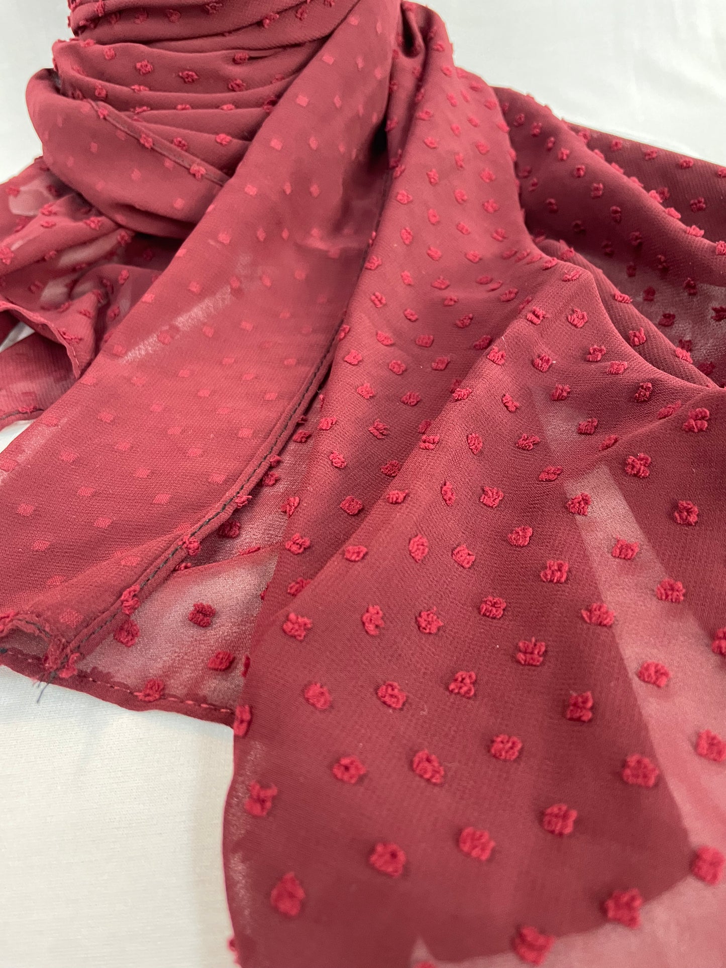 Hijab in Dunkelrot mit feiner Stickkante – Nahaufnahme

