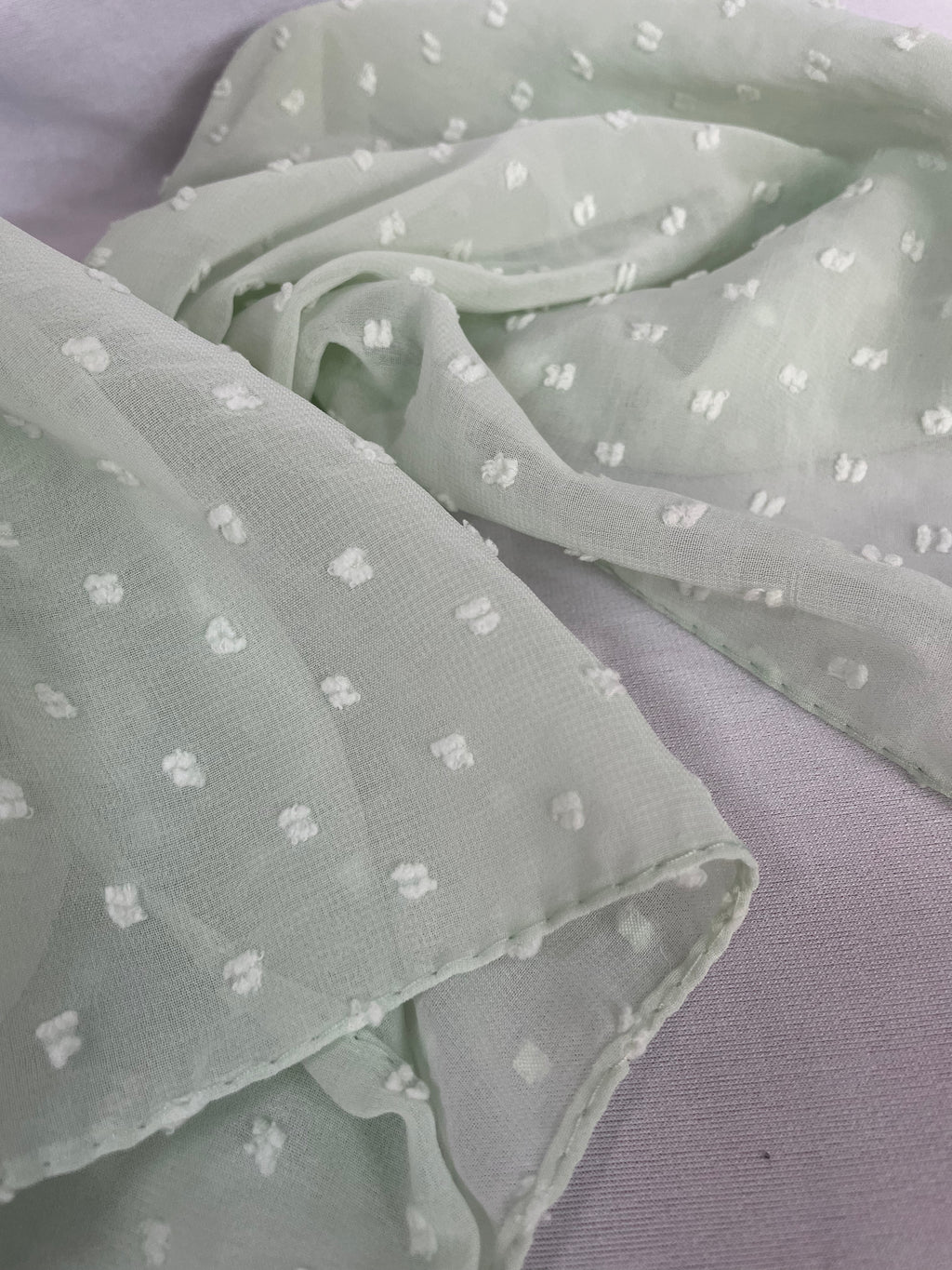Bestickter Chiffon Hijab Mintgrün – Nahaufnahme des Stoffes

