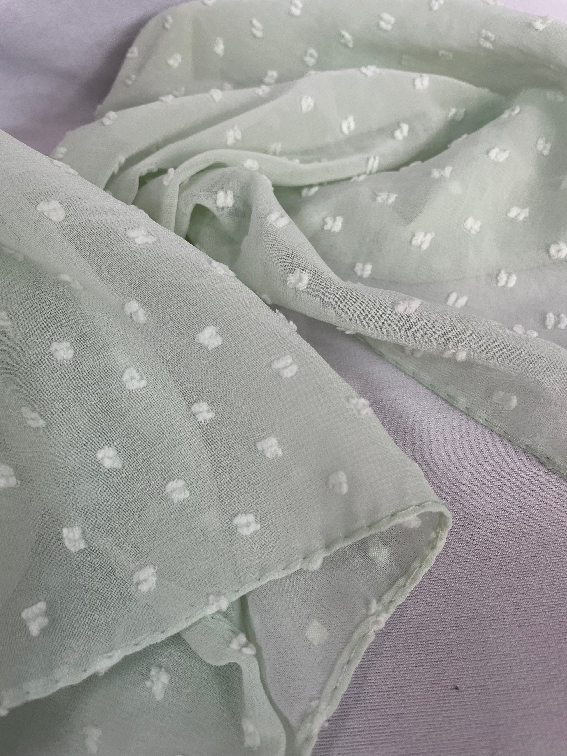 Bestickter Chiffon Hijab Mintgrün – Nahaufnahme des Stoffes

