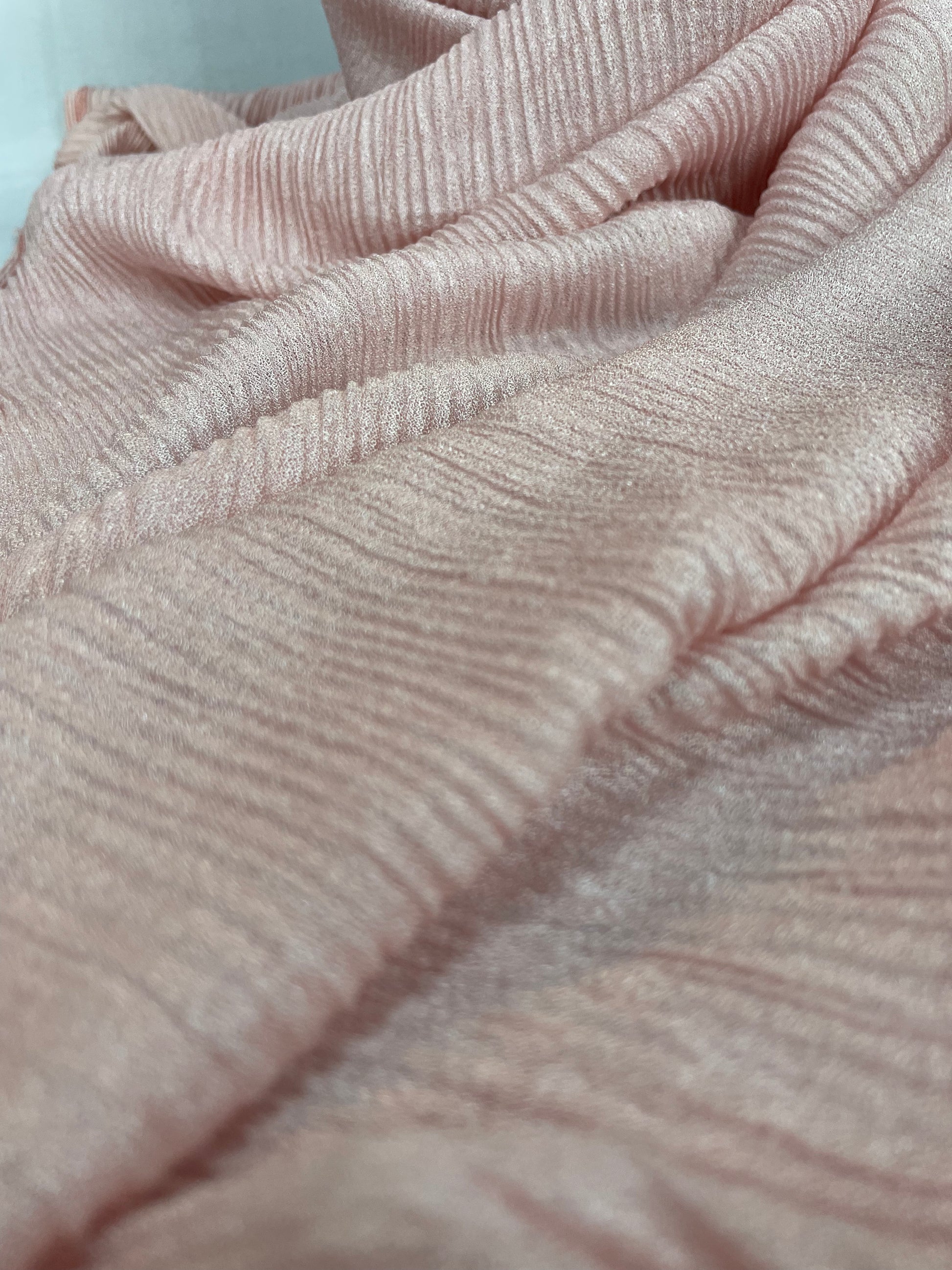 Weicher rosa Hijab – Stoffdetail und Farbe Nahaufnahme