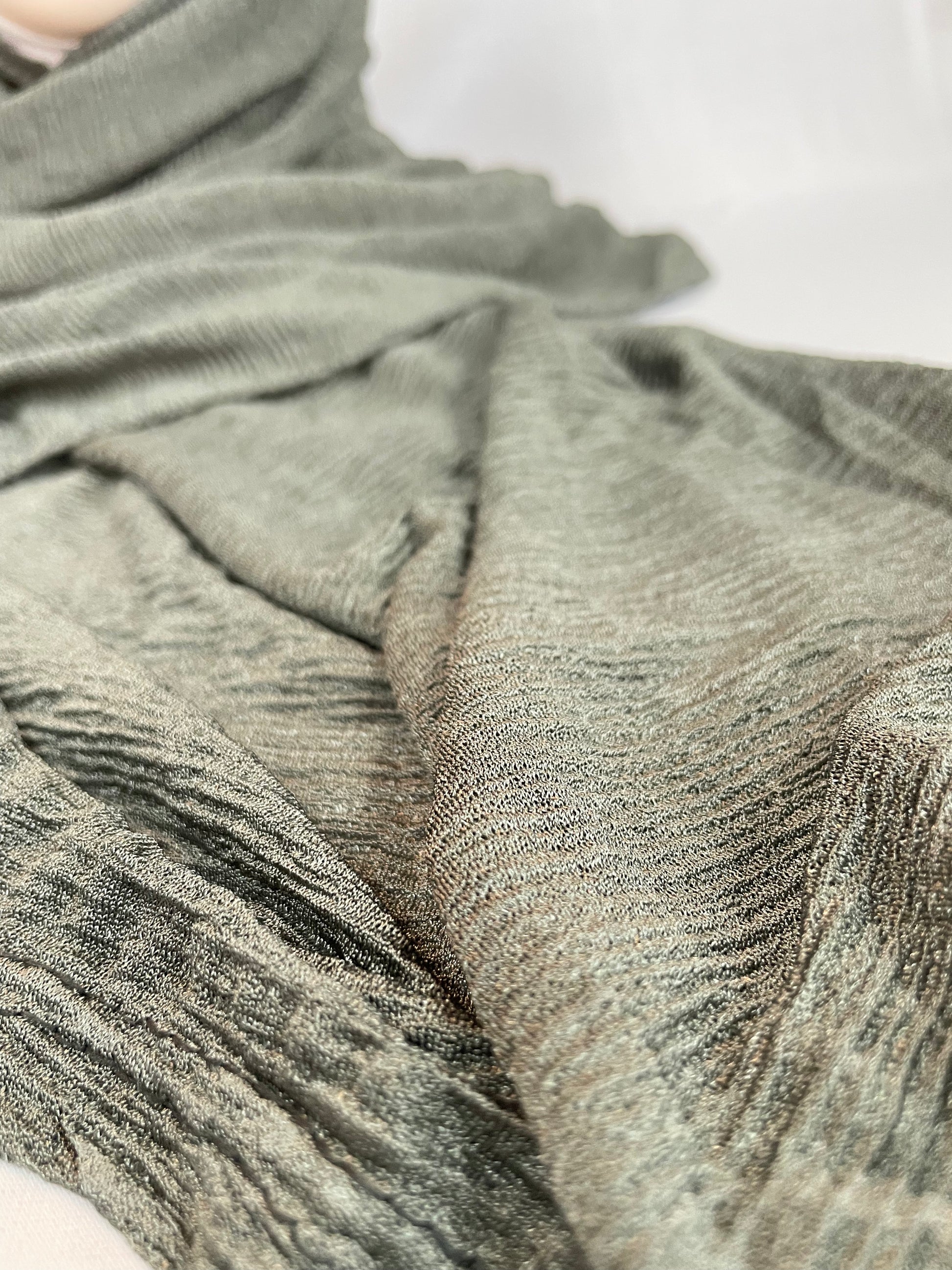 Grüner Hijab aus Kaschmir – Stoffstruktur und Farbe Nahaufnahme