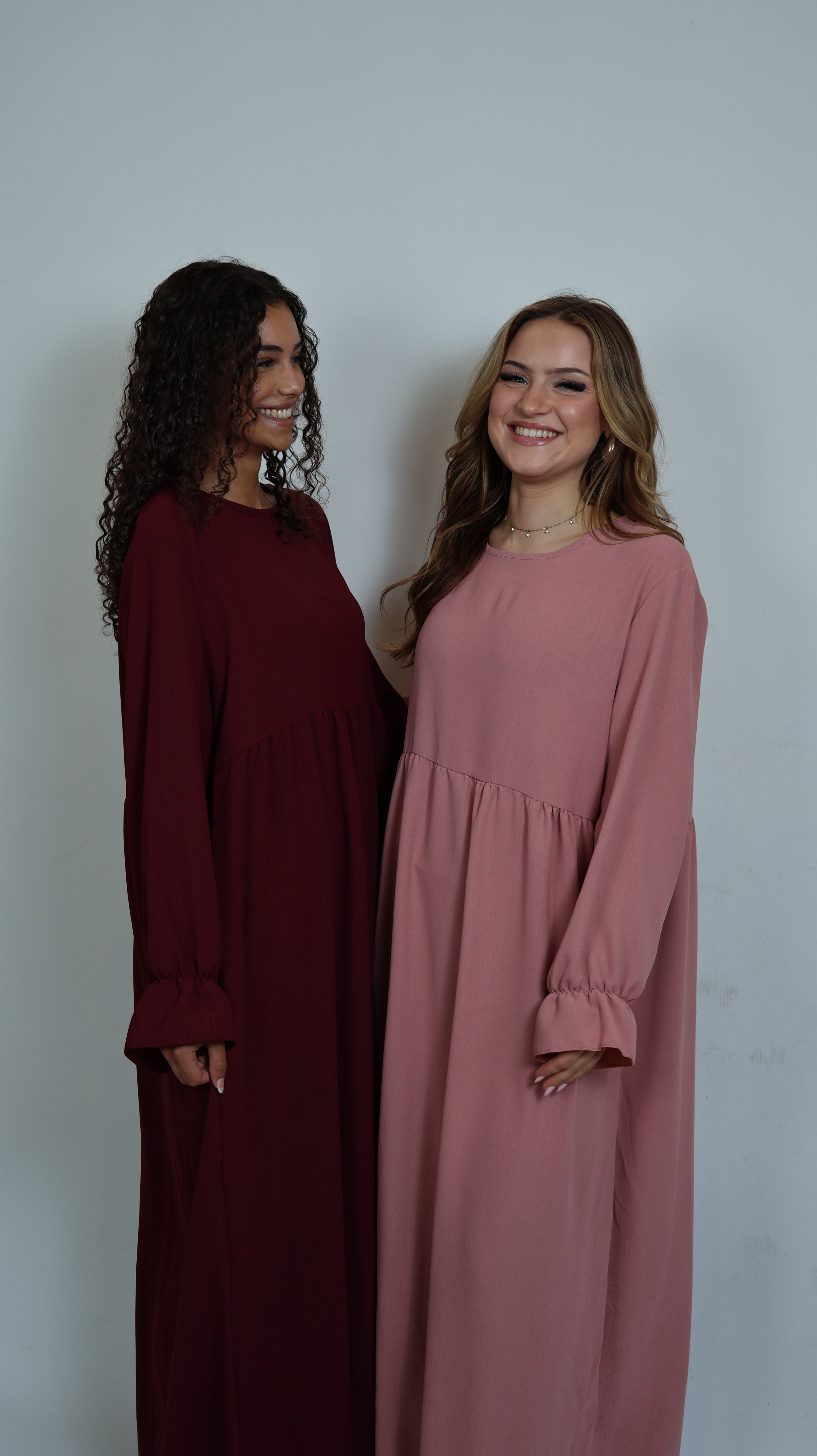zwei model in 2 rosanen und roten kleidern
