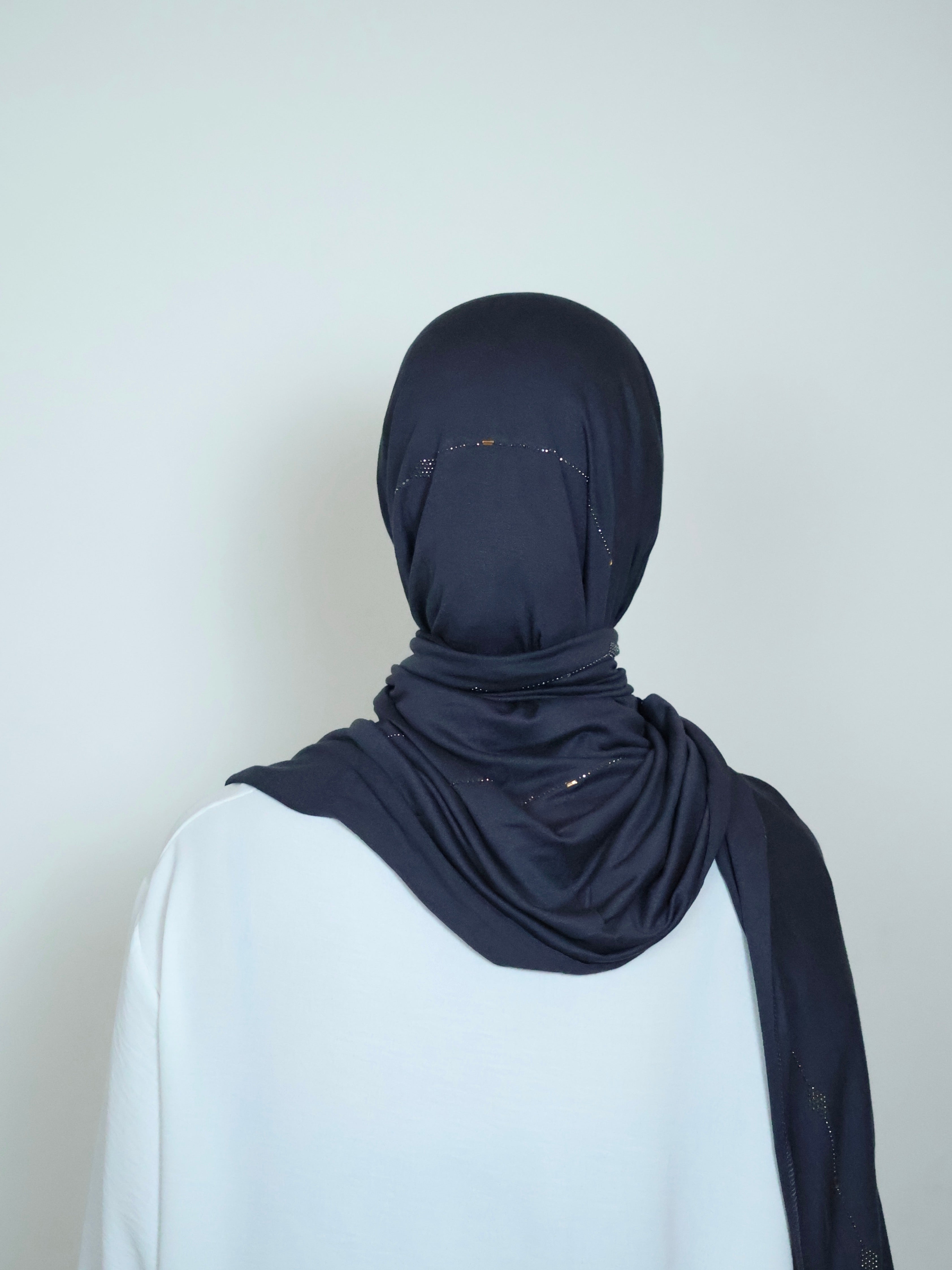 Jersey Hijab Dunkelblau mit Strass seitliche Ansicht