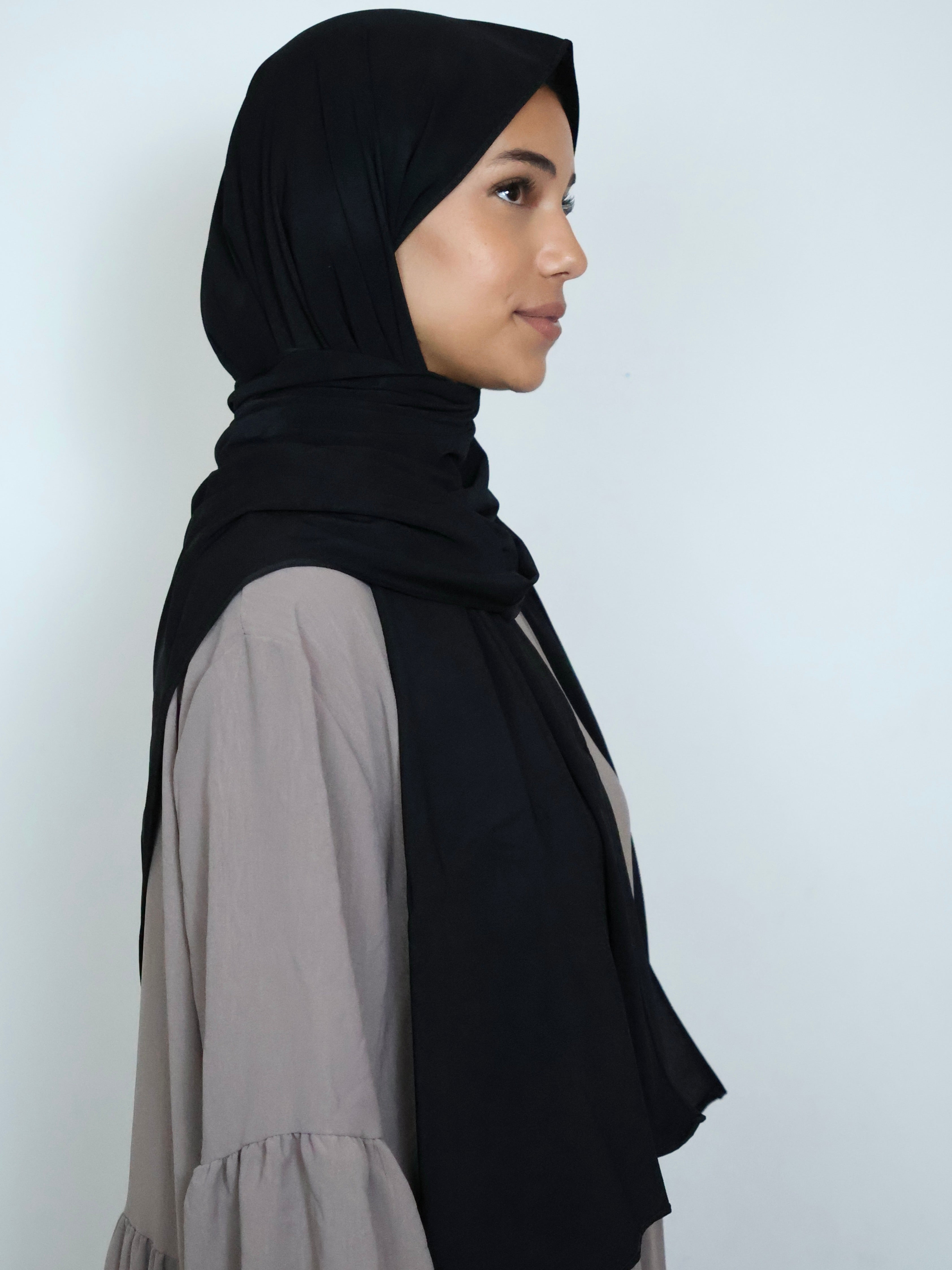 Jersey Hijab Schwarz seitliche fließende Ansicht