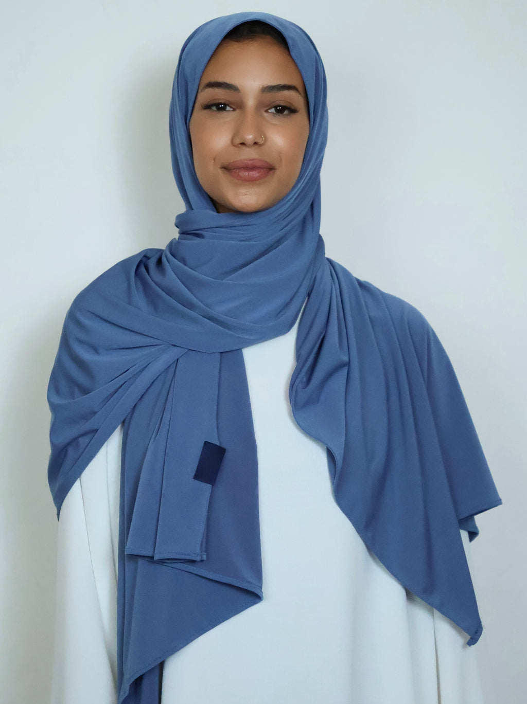 Jersey Hijab in Blau von vorne getragen