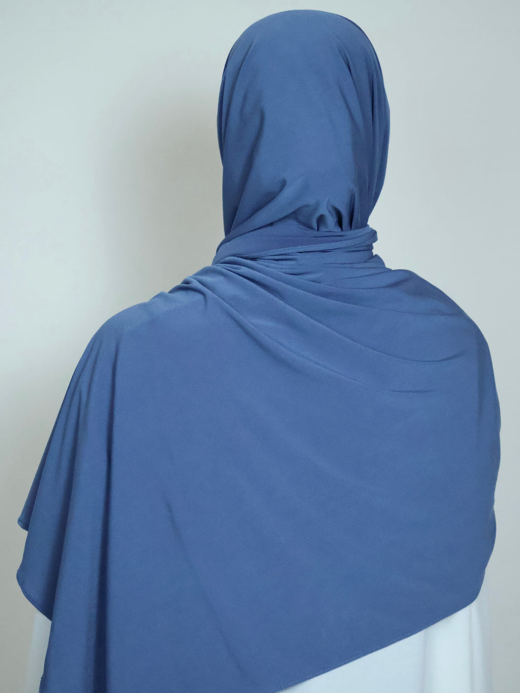 Jersey Hijab in Blau von hinten getragen